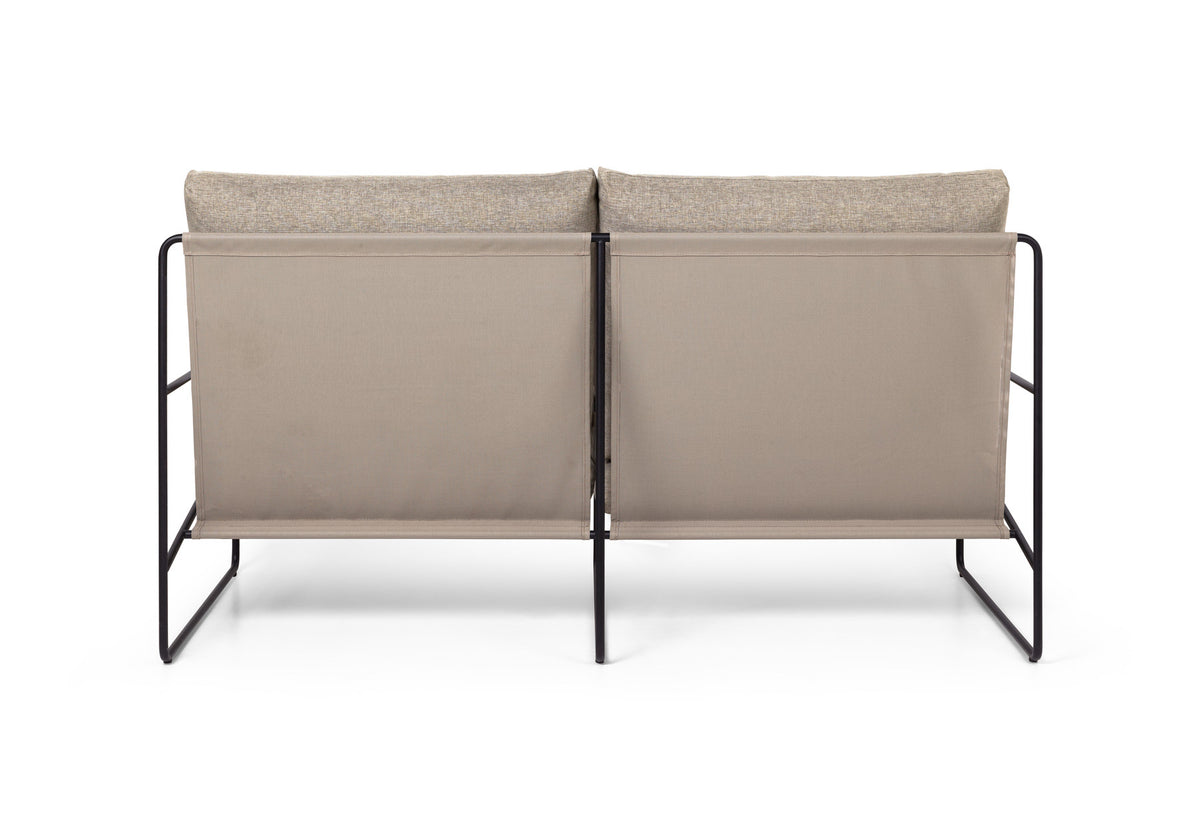 Desert 2-Sitzer - Dolce von Ferm Living: Outdoor-Sessel mit Armlehnen, Gestell aus Stahl, Sitzfläche aus Vinyl-Polyester-Gewebe in dunklem Sand.