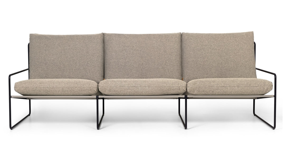 Outdoor-Sessel Desert 3-Sitzer - Dolce von Ferm Living mit Armlehnen, Rahmen aus pulverbeschichtetem Stahl und Textilbezug in Dunkeler Sand.
