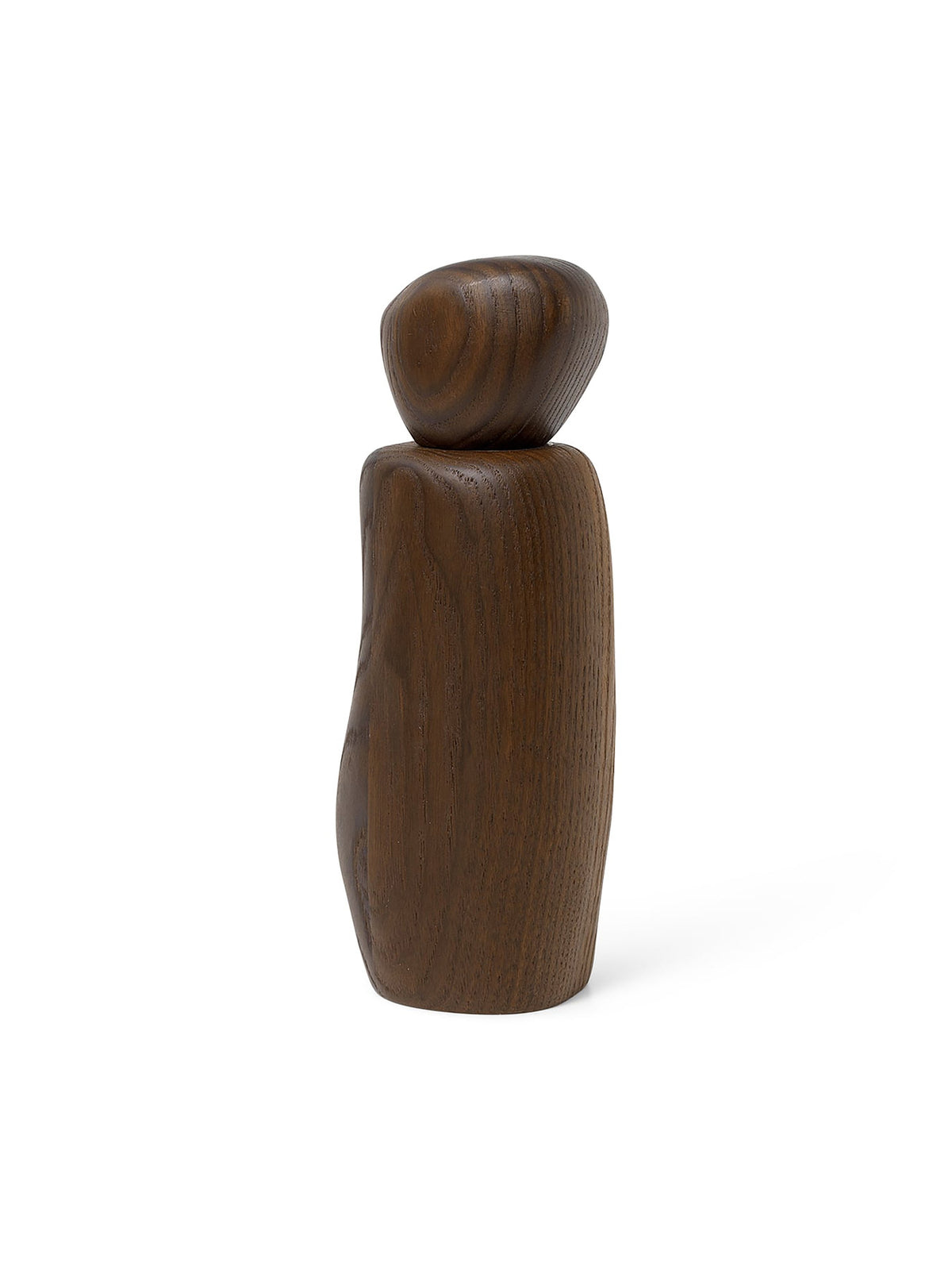 Kiesel-Mühle von Ferm Living in Dunkelbraun, FSC-zertifiziertes Eschenholz mit karbonisierter Oberfläche, kieselähnliche skulpturale Form auf hellem Hintergrund.
