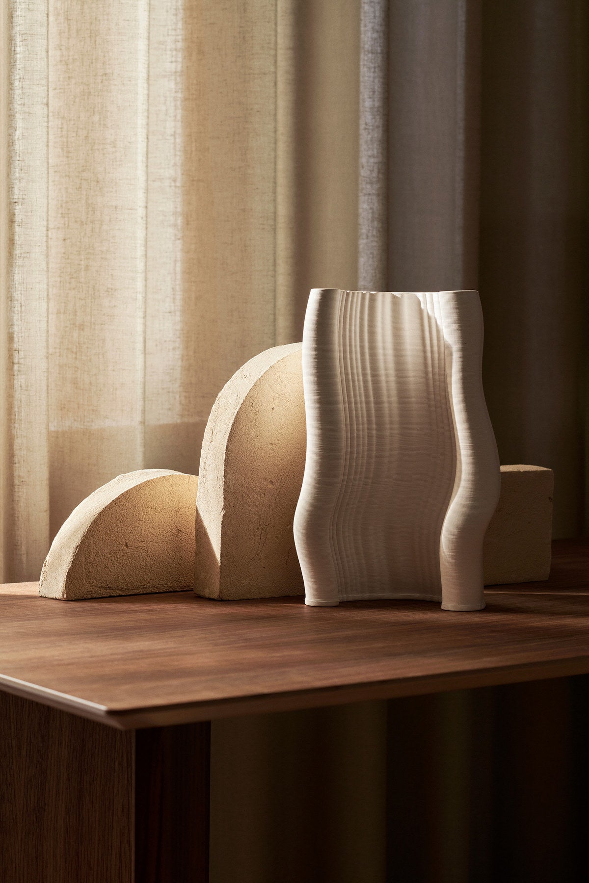 Moire Vase in Off-White präsentiert im Onlineshop von KAQTU Design AG. Vase ist von Ferm Living