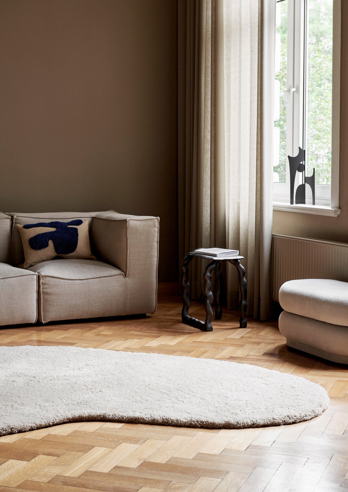 Forma Wollteppich in Off-White präsentiert im Onlineshop von KAQTU Design AG. Teppich ist von Ferm Living