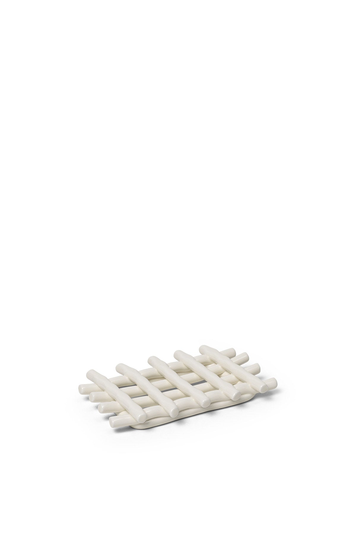 Ceramic Seifenschale in Off-White präsentiert im Onlineshop von KAQTU Design AG. Badzubehör ist von Ferm Living