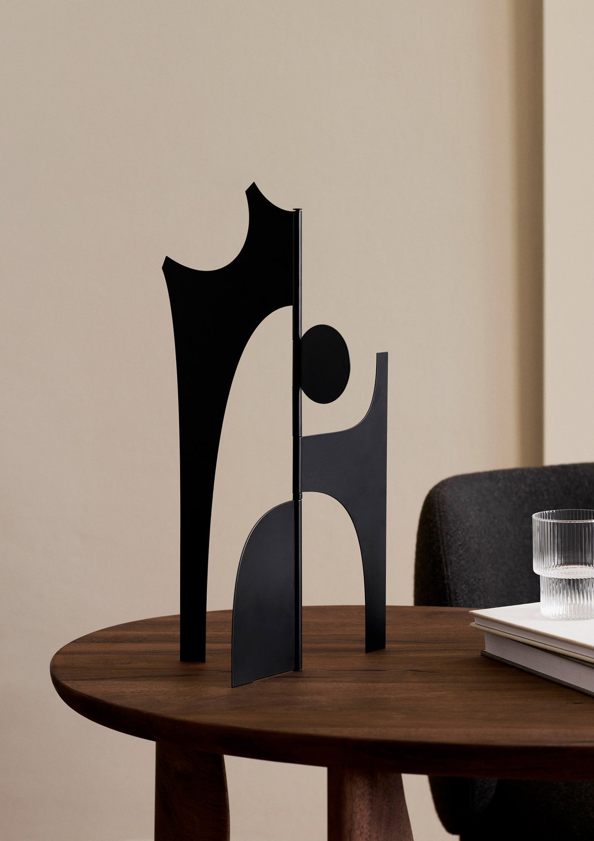 Contour Stück in Schwarz präsentiert im Onlineshop von KAQTU Design AG. Kunstgegenstände ist von Ferm Living