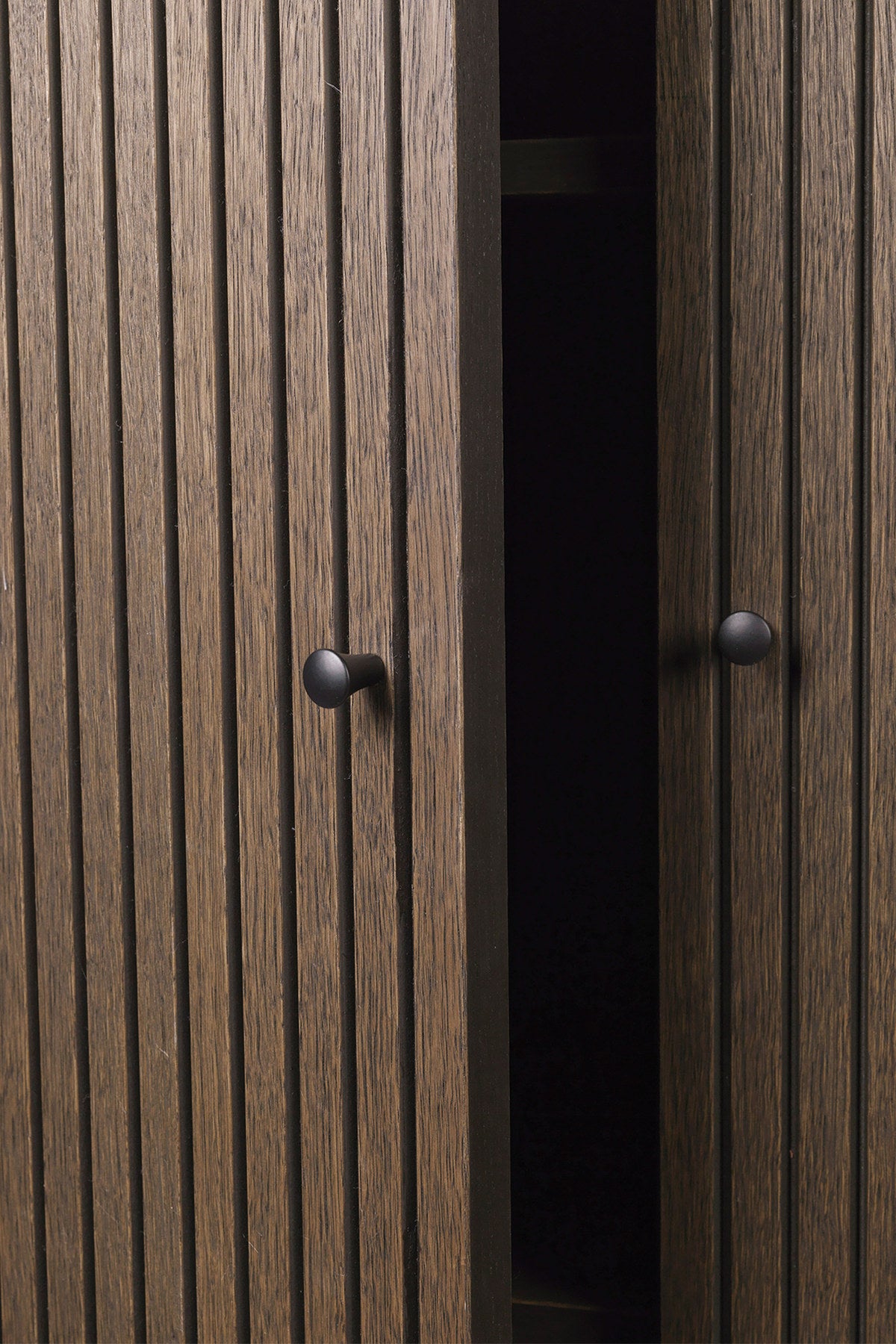 Sill Schrank Tief in Dunkelbraun präsentiert im Onlineshop von KAQTU Design AG. Drehtürenschrank ist von Ferm Living