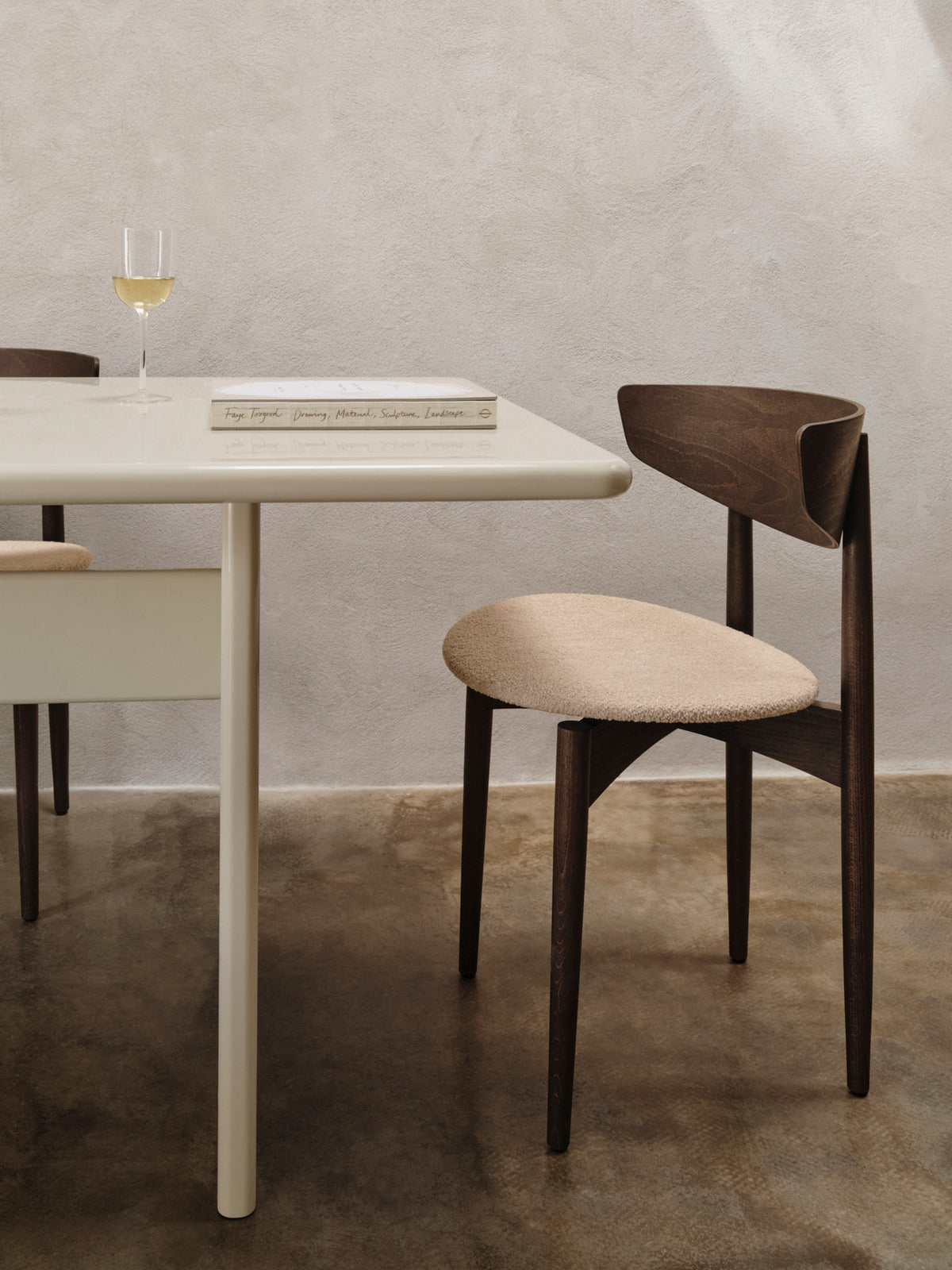 Rink Esstisch - Klein von Ferm Living in Weissgelb, hochglänzend lackiertes FSC™-MDF, archetypische Form mit abgerundeten Kanten, 200x90 cm