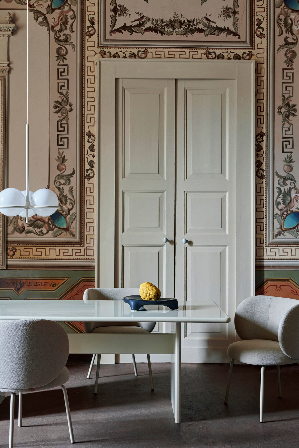 Esstisch Rink Gross von Ferm Living in Weissgelb, hochglänzend lackiert, MDF-Kern, mit weichen abgerundeten Kanten und klarer Tischform.