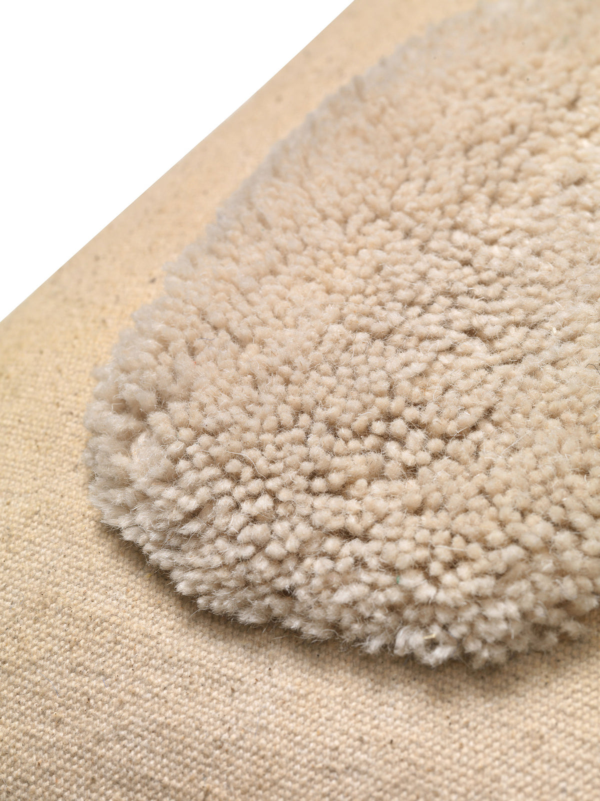 Lay Kissen in Sand / Off-white präsentiert im Onlineshop von KAQTU Design AG. Kissen ist von Ferm Living