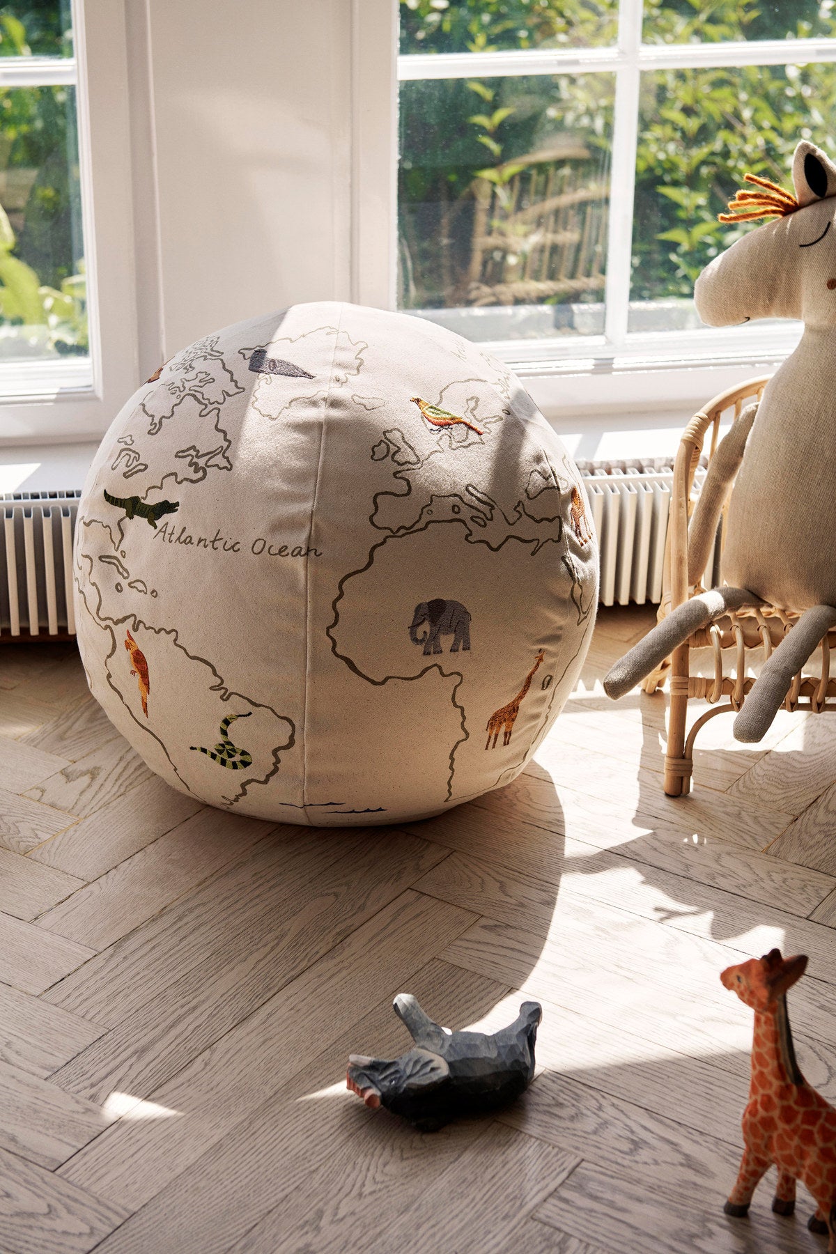The World Pouf in Off-White präsentiert im Onlineshop von KAQTU Design AG. Pouf ist von Ferm Living