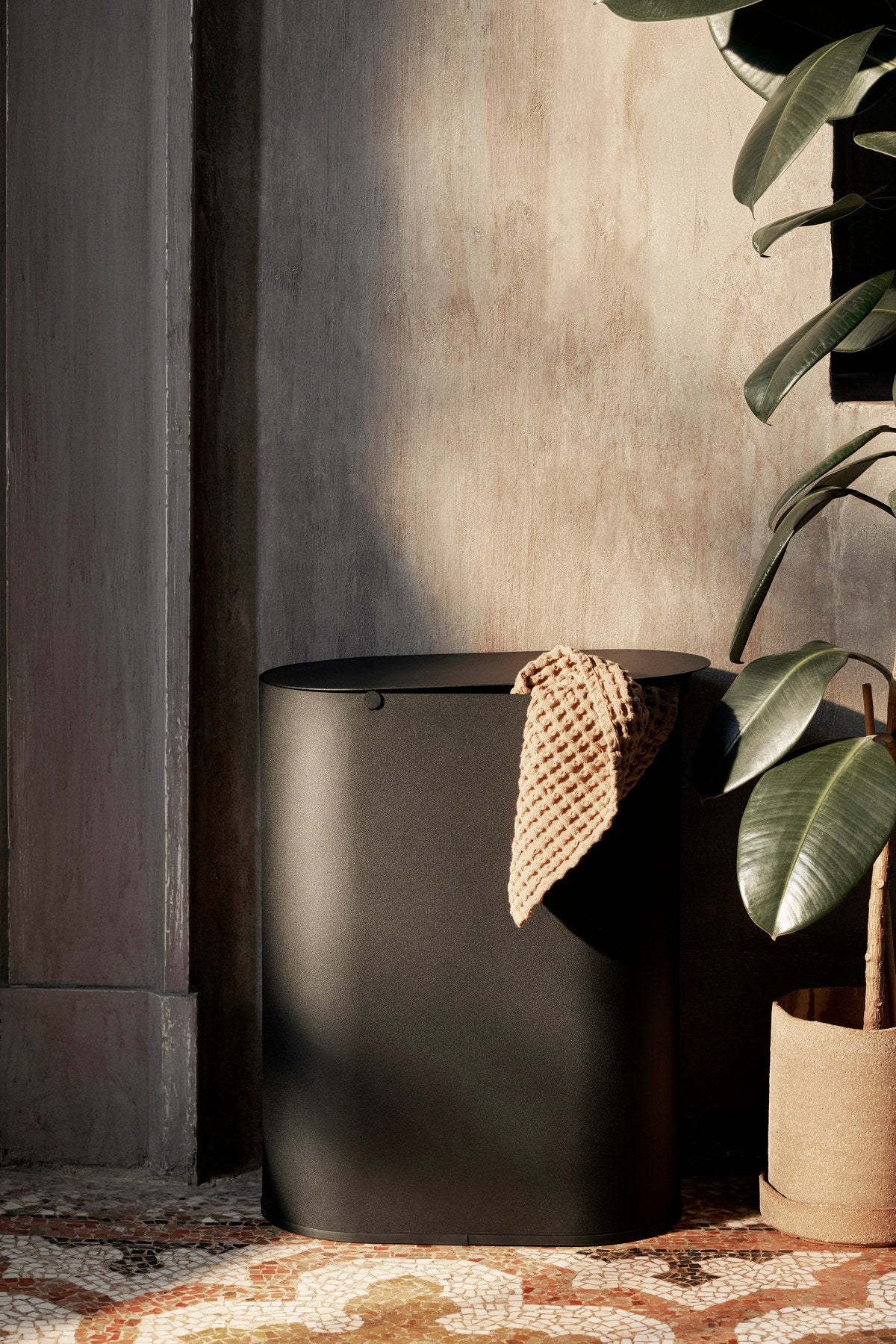 Ovaler Mülleimer Enkel Behälter von Ferm Living aus pulverbeschichtetem Stahl mit Inneneimer