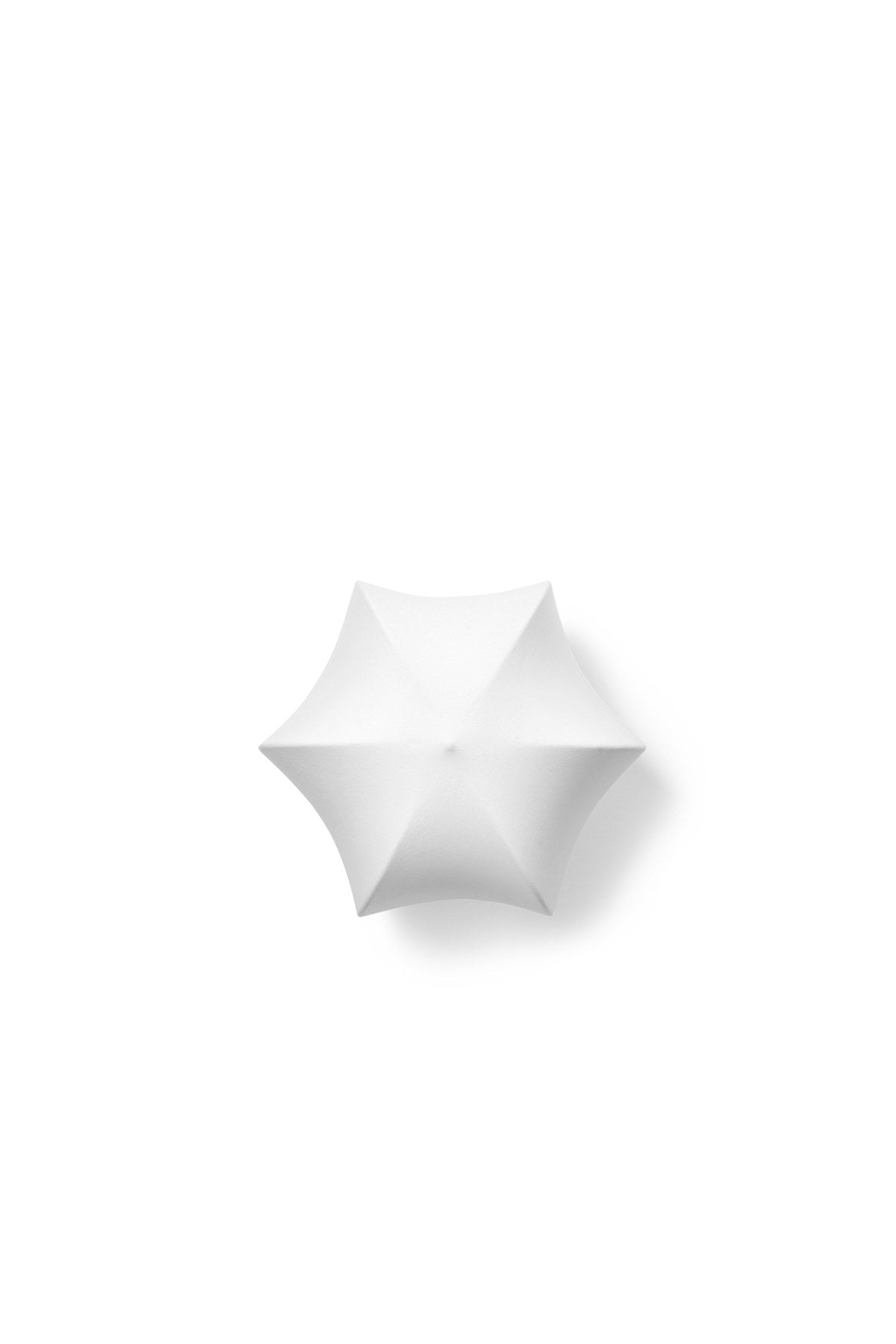 Poem Leuchte in Weiss / Kaschmir präsentiert im Onlineshop von KAQTU Design AG. Wandleuchte ist von Ferm Living