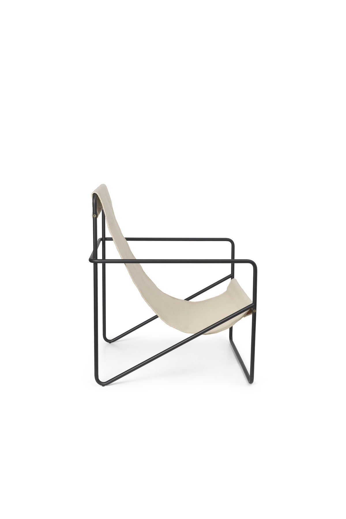 Desert Loungestuhl in Black/Cloud präsentiert im Onlineshop von KAQTU Design AG. Outdoor-Sessel mit Armlehnen ist von Ferm Living