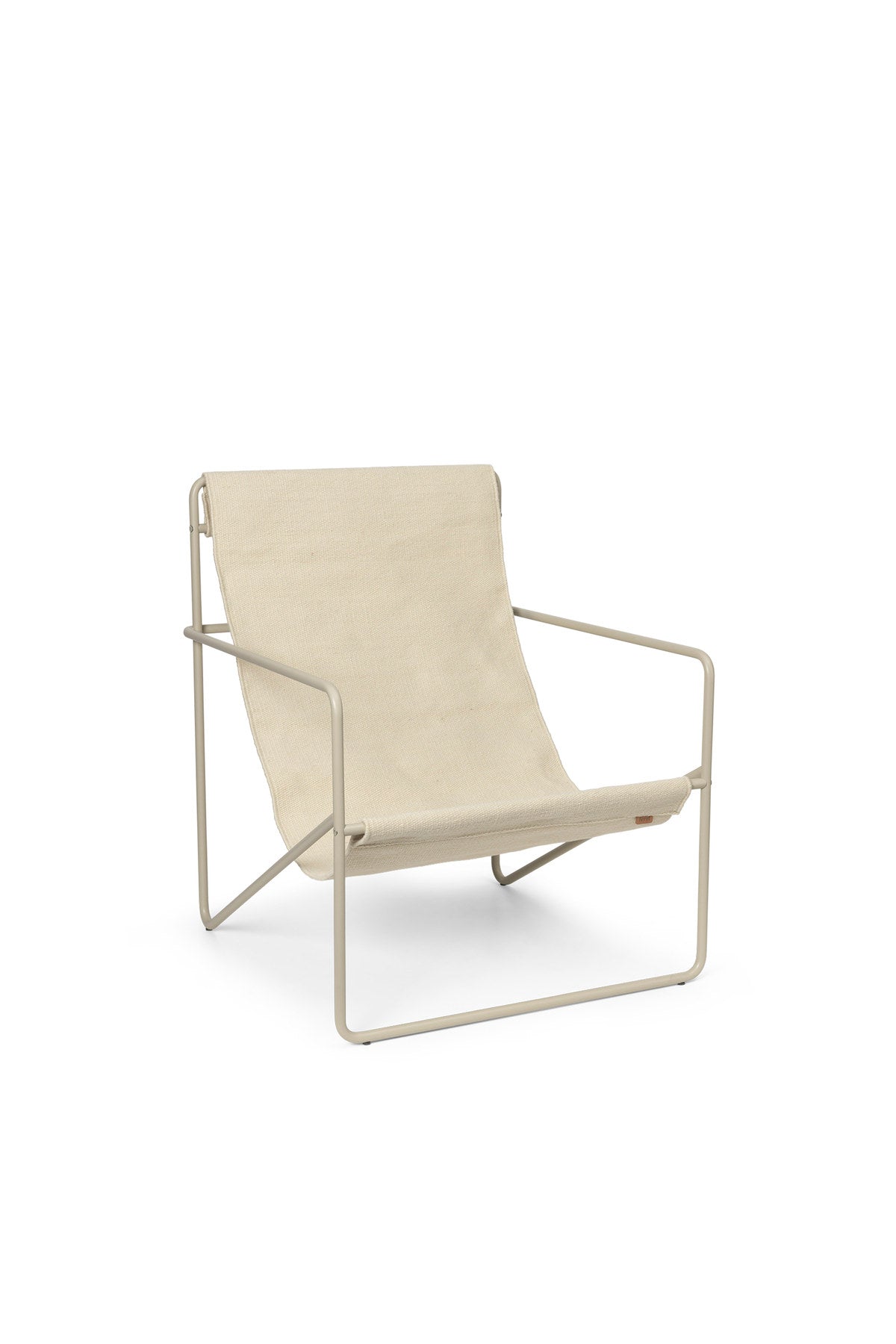Desert Loungestuhl in Cashmere/Cloud präsentiert im Onlineshop von KAQTU Design AG. Outdoor-Sessel mit Armlehnen ist von Ferm Living