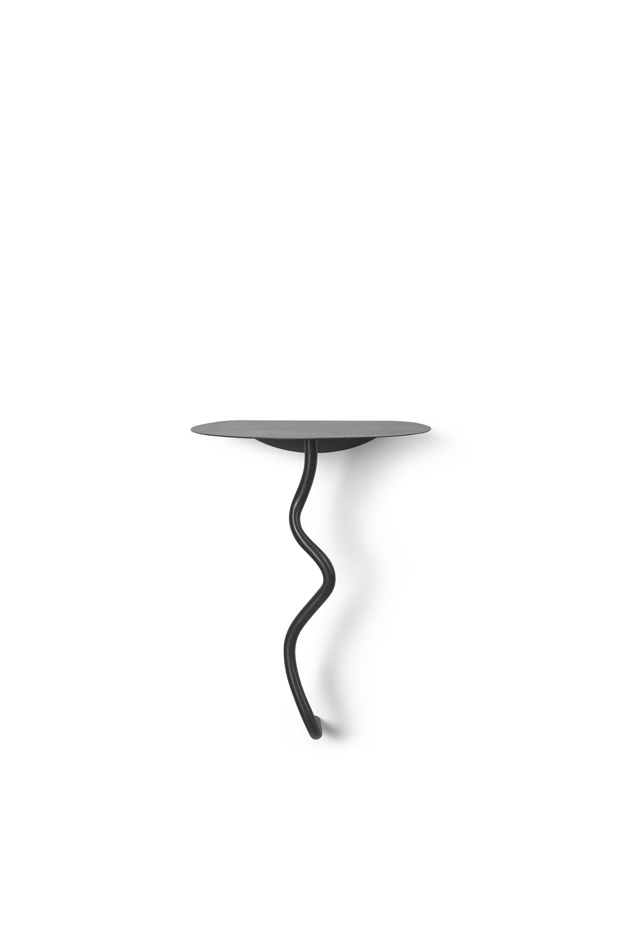 Wandmontierter Beistelltisch Curvature von Ferm Living aus Edelstahl mit geschwungener Form, kompakte Ablagefläche für den Wohnbereich.