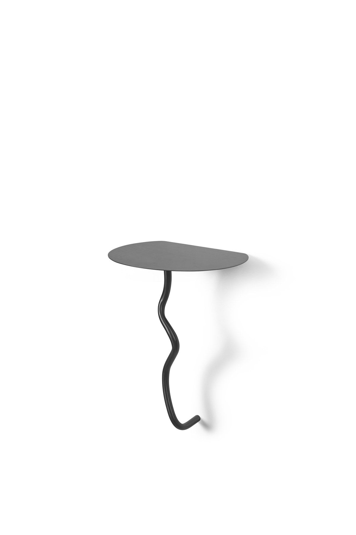 Wandmontierter Beistelltisch Curvature von Ferm Living aus Edelstahl mit geschwungener Form, kompakte Ablagefläche für den Wohnbereich.