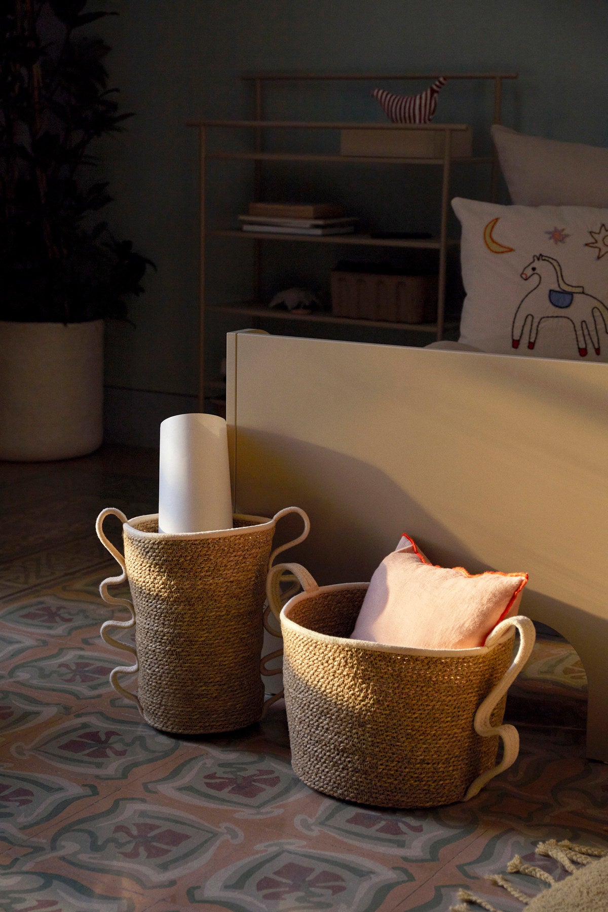Aufbewahrungskorb 2er Set in Off-White präsentiert im Onlineshop von KAQTU Design AG. Aufbewährungskörbe ist von Ferm Living
