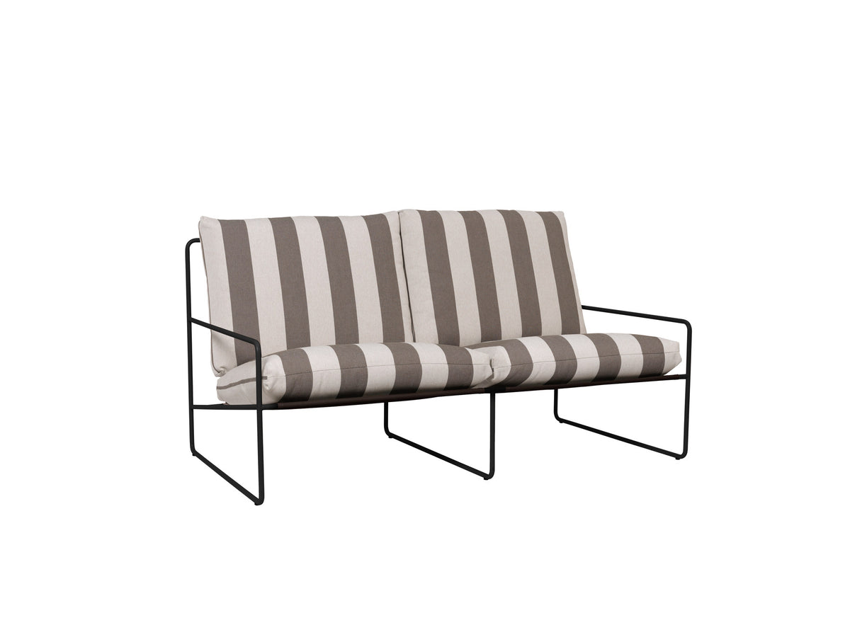 Desert 2-Sitzer - Stripe von Ferm Living, Lounge Sofa mit Stahlgestell, Sitz aus Vinyl-Polyester-Gewebe und Outdoor-Polypropylen-Bezug in Weiss/Braun.