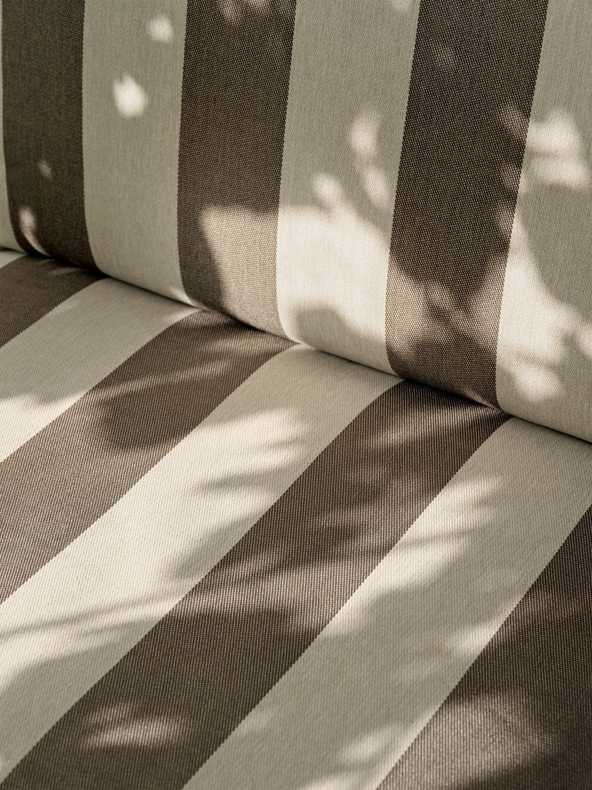 Desert 2-Sitzer - Stripe von Ferm Living, Lounge Sofa mit Stahlgestell, Sitz aus Vinyl-Polyester-Gewebe und Outdoor-Polypropylen-Bezug in Weiss/Braun.