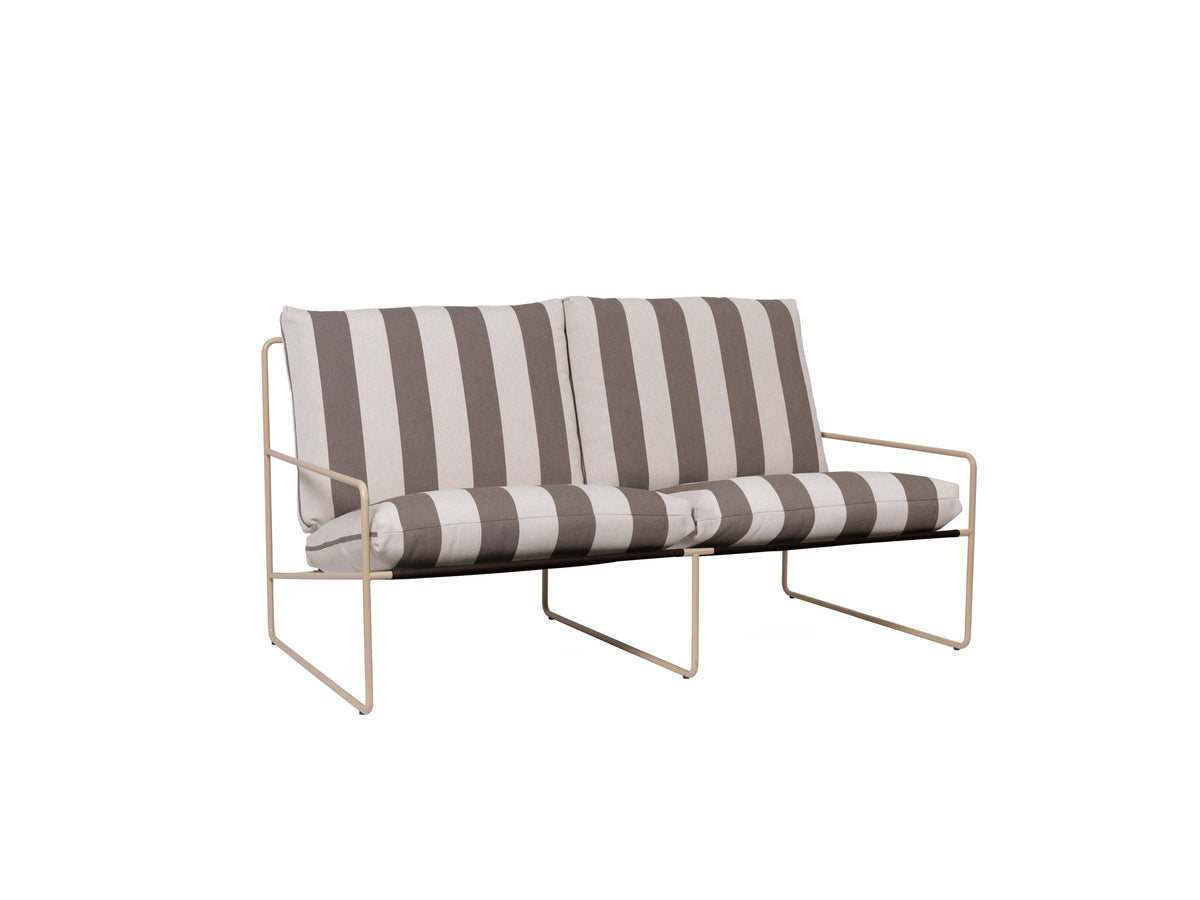 Desert 2-Sitzer - Stripe von Ferm Living, Lounge Sofa mit Stahlgestell, Sitz aus Vinyl-Polyester-Gewebe und Outdoor-Polypropylen-Bezug in Weiss/Braun.