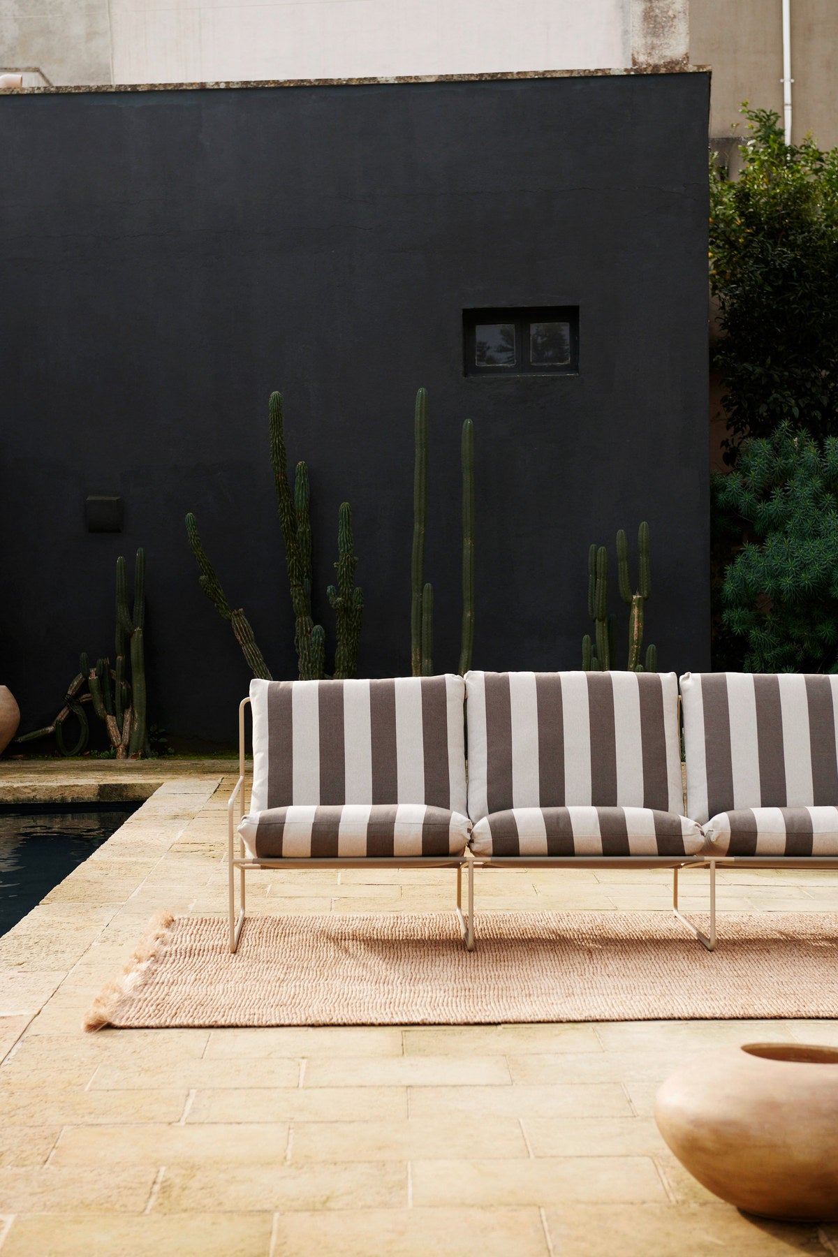 Desert 3-seater Dolce in Weiss / Braun präsentiert im Onlineshop von KAQTU Design AG. Lounge Sofa ist von Ferm Living