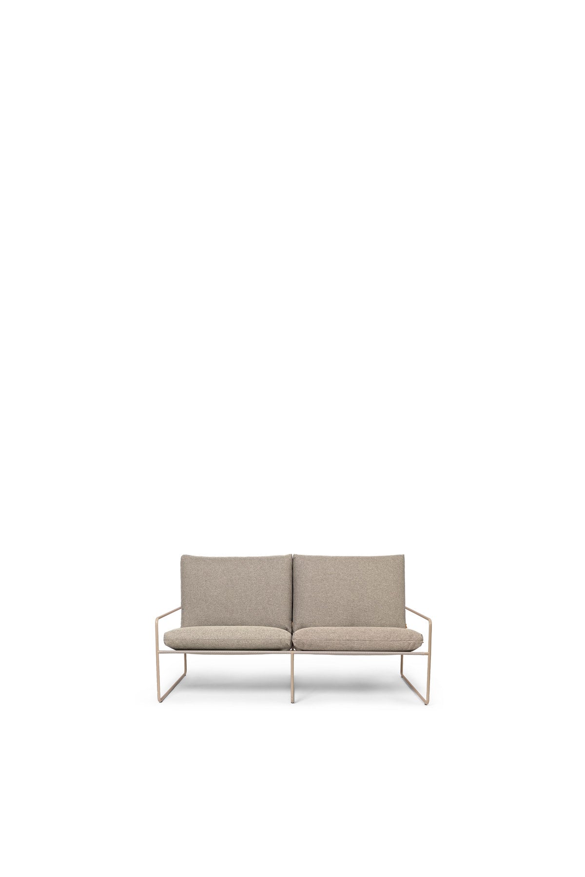 Desert 2-Sitzer - Dolce von Ferm Living: Outdoor-Sessel mit Armlehnen, Gestell aus Stahl, Sitzfläche aus Vinyl-Polyester-Gewebe in dunklem Sand.