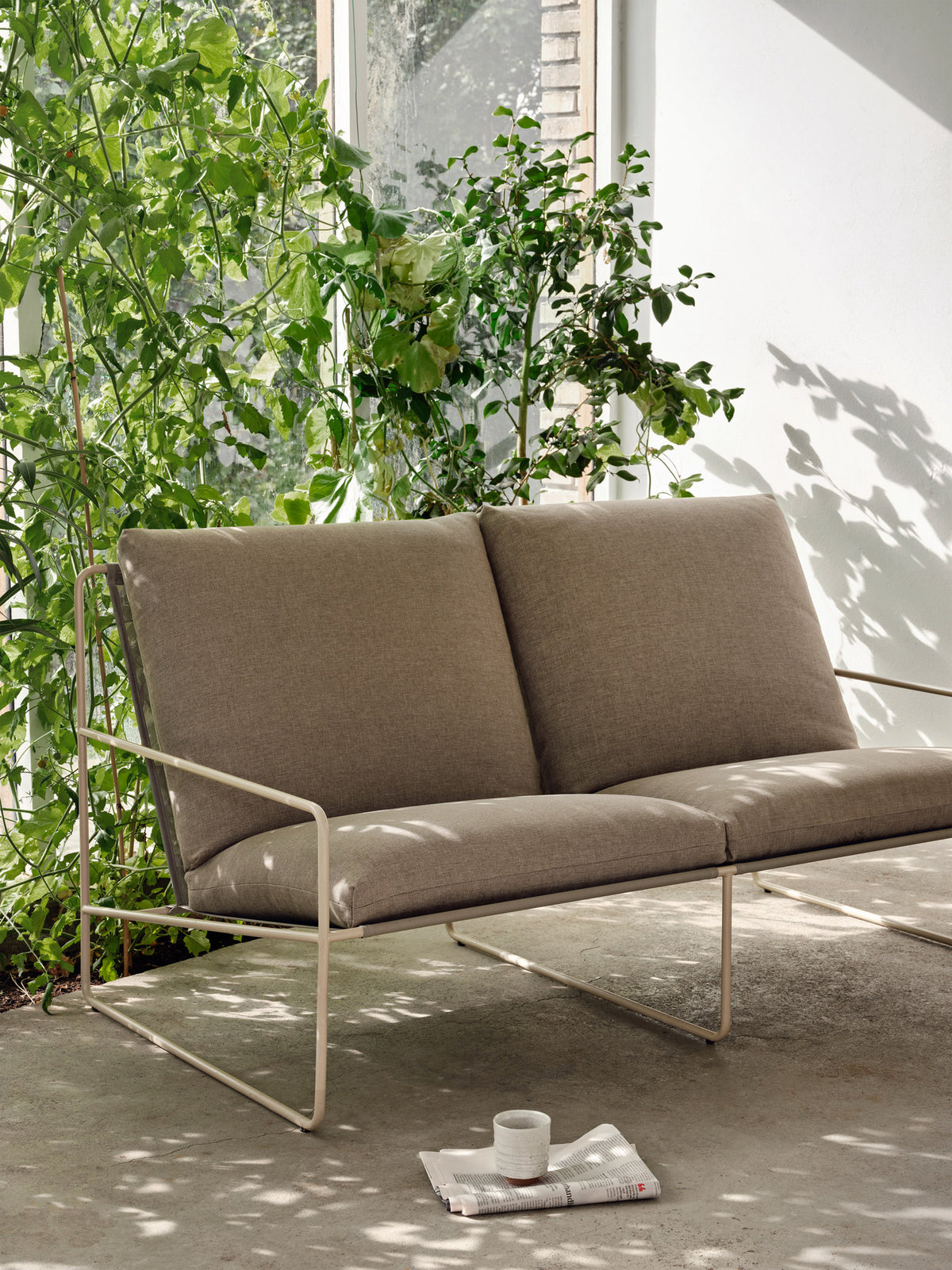 Zweisitziges Outdoor-Sofa Desert von Ferm Living mit Stahlrahmen und Polsterkissen