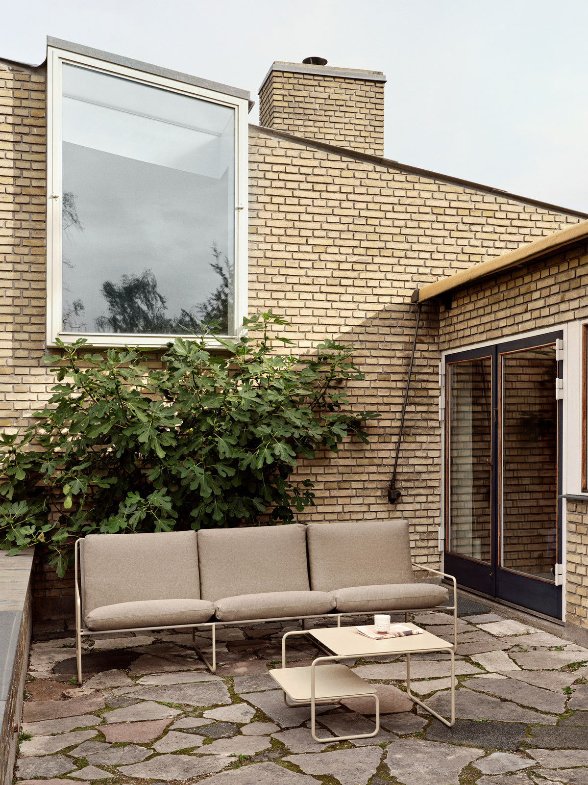 Outdoor Lounge Sofa Desert Dolce mit Stahlgestell und gepolsterten Sitzkissen in Braun und Weiss