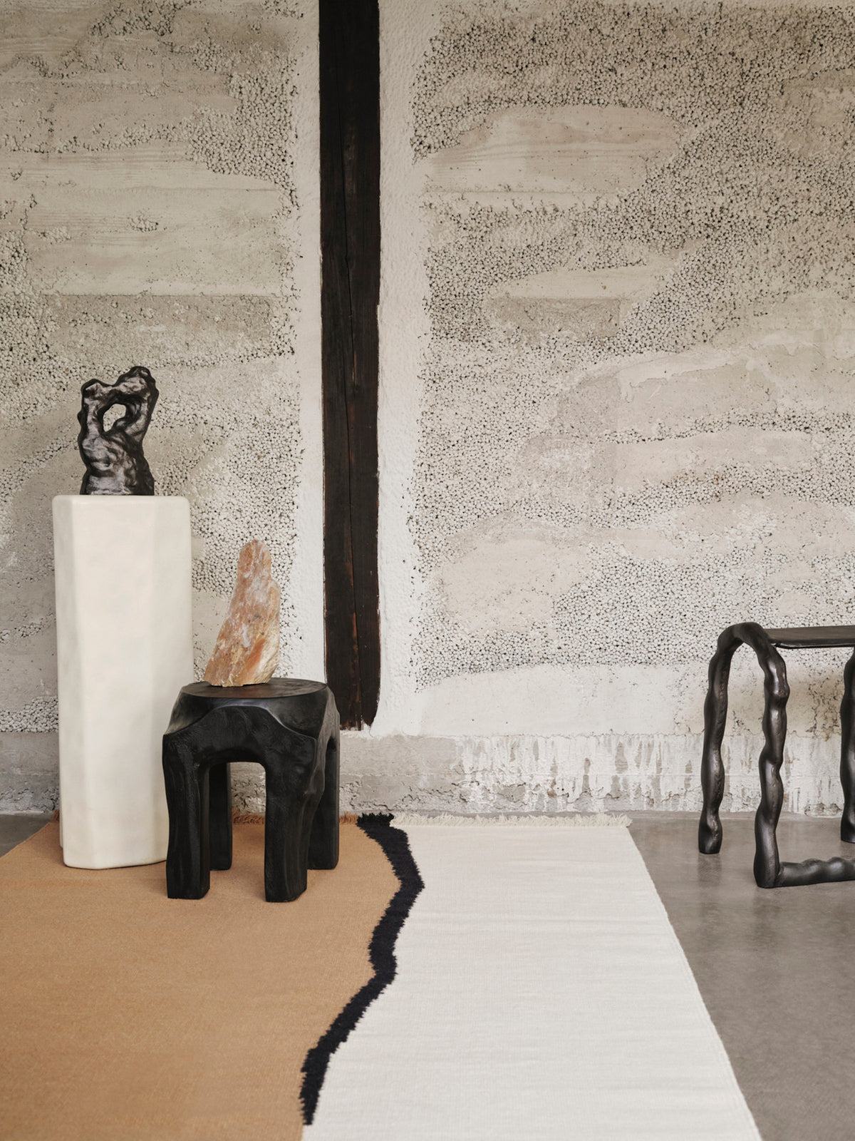 Root Hocker in Schwarz gebeizt präsentiert im Onlineshop von KAQTU Design AG. Hocker ist von Ferm Living