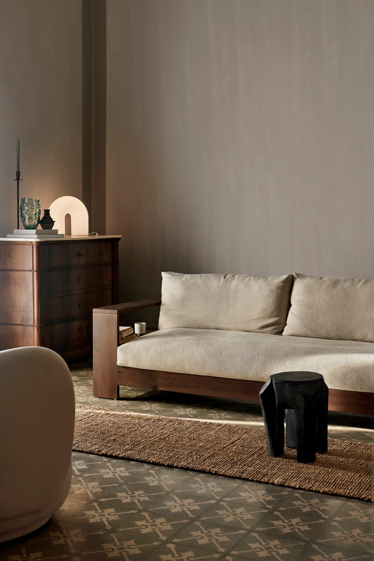Root Hocker in Schwarz gebeizt präsentiert im Onlineshop von KAQTU Design AG. Hocker ist von Ferm Living