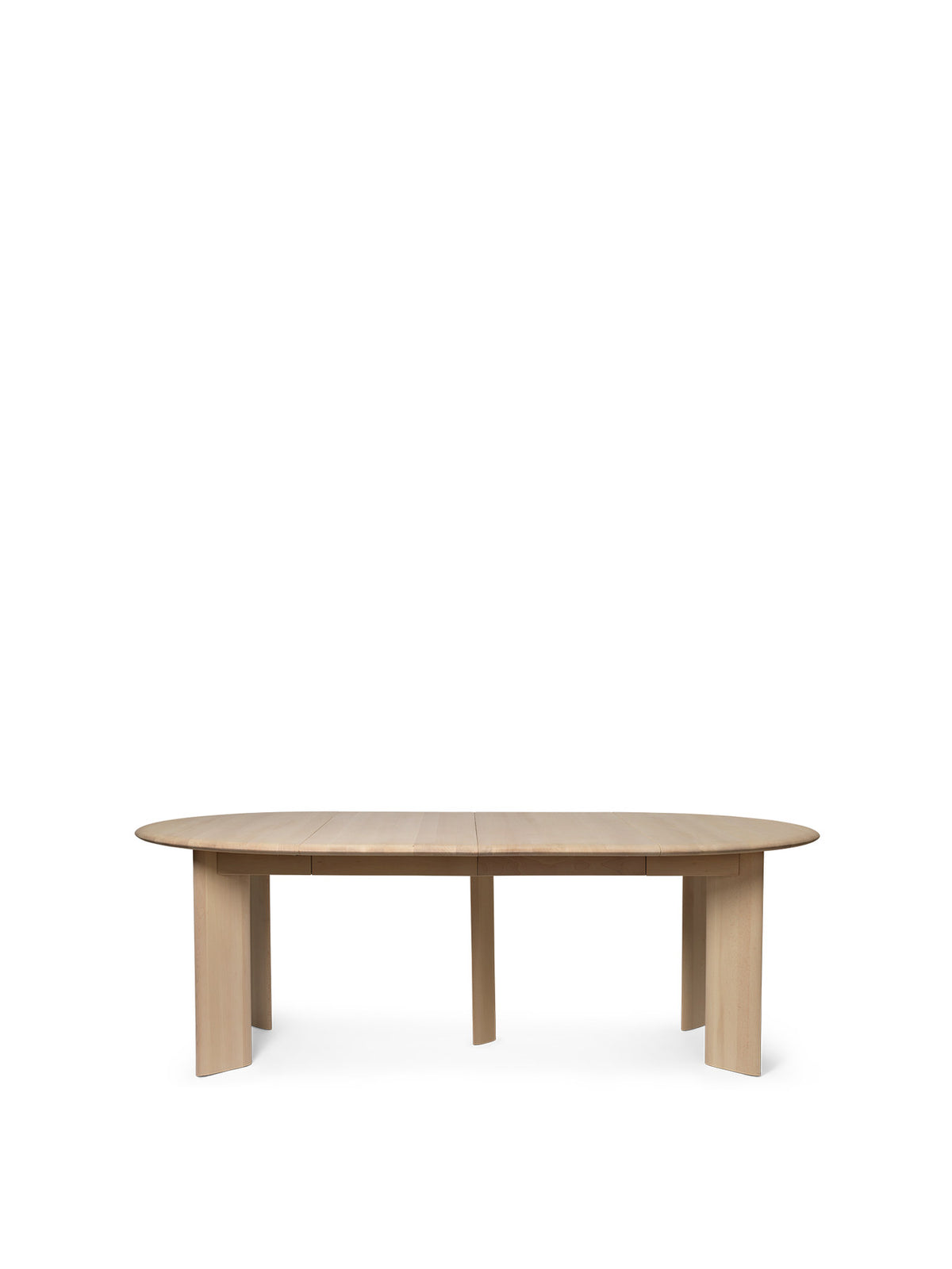 Runder Esstisch Bevel Ausziehtisch x2 von Ferm Living in Weiss, Birke massiv, mit skulpturhaften Beinen und abgerundeten Kanten, Durchmesser 117 cm.