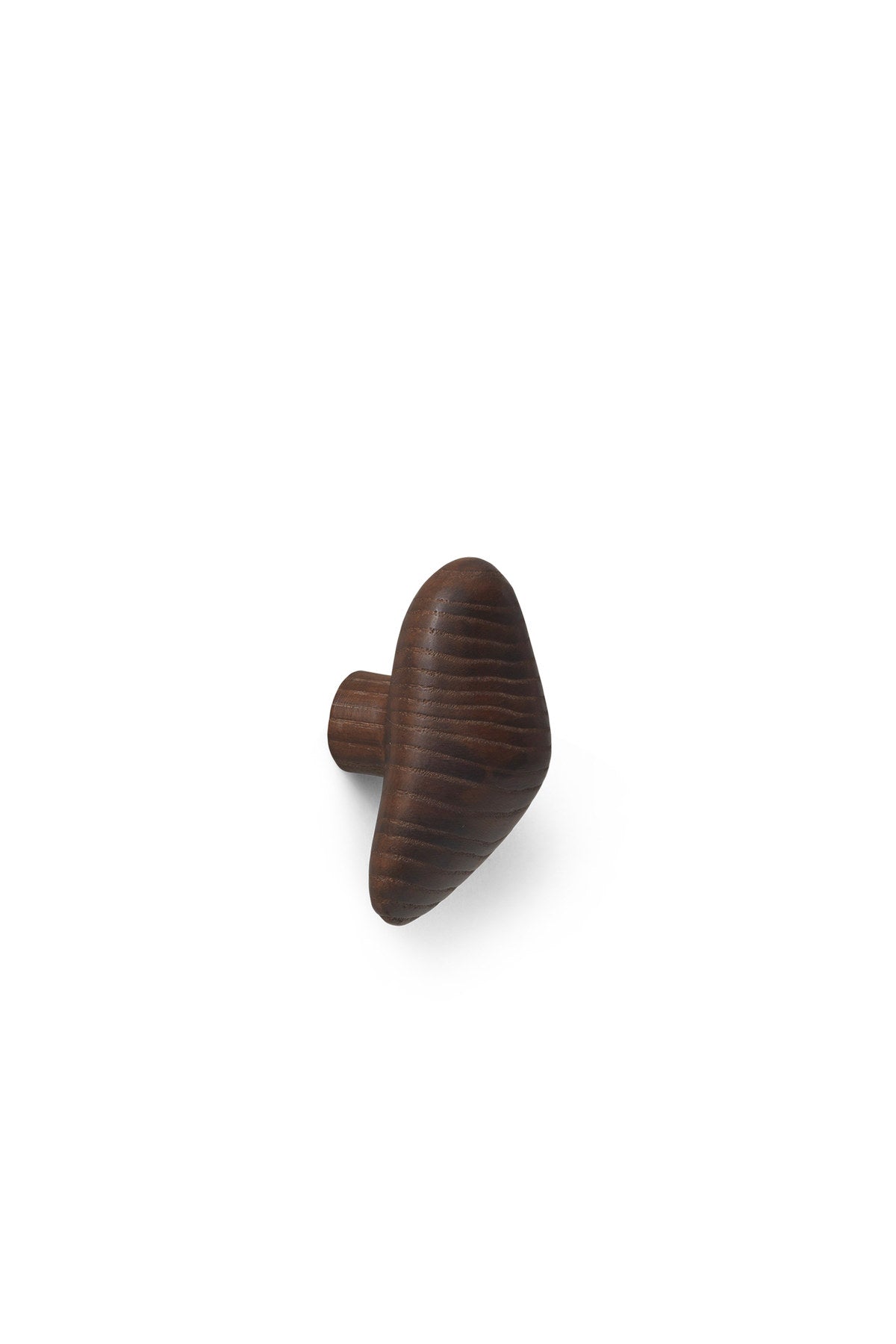 Zwei dunkelbraune Cairn Kleiderhaken aus FSC-zertifiziertem Eschenholz mit karbonisierter Oberfläche und abgerundeten, skulpturalen Formen von Ferm Living