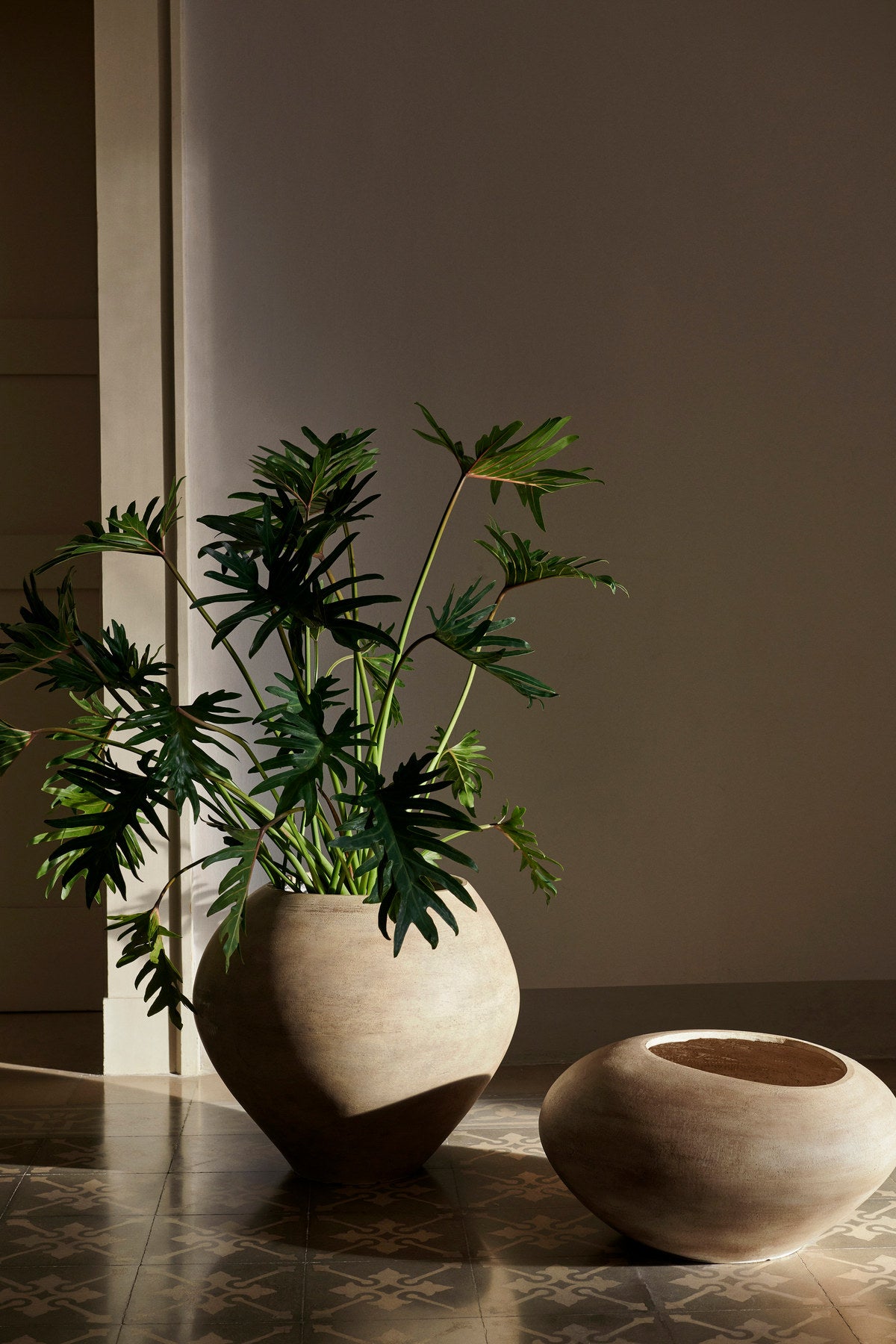 Dodu Topf von Ferm Living, braun, aus Zement mit lackierter Oberfläche, bauchige Form mit schmalem Fuss und unregelmässiger Öffnung, Outdoor-Pflanzentopf.