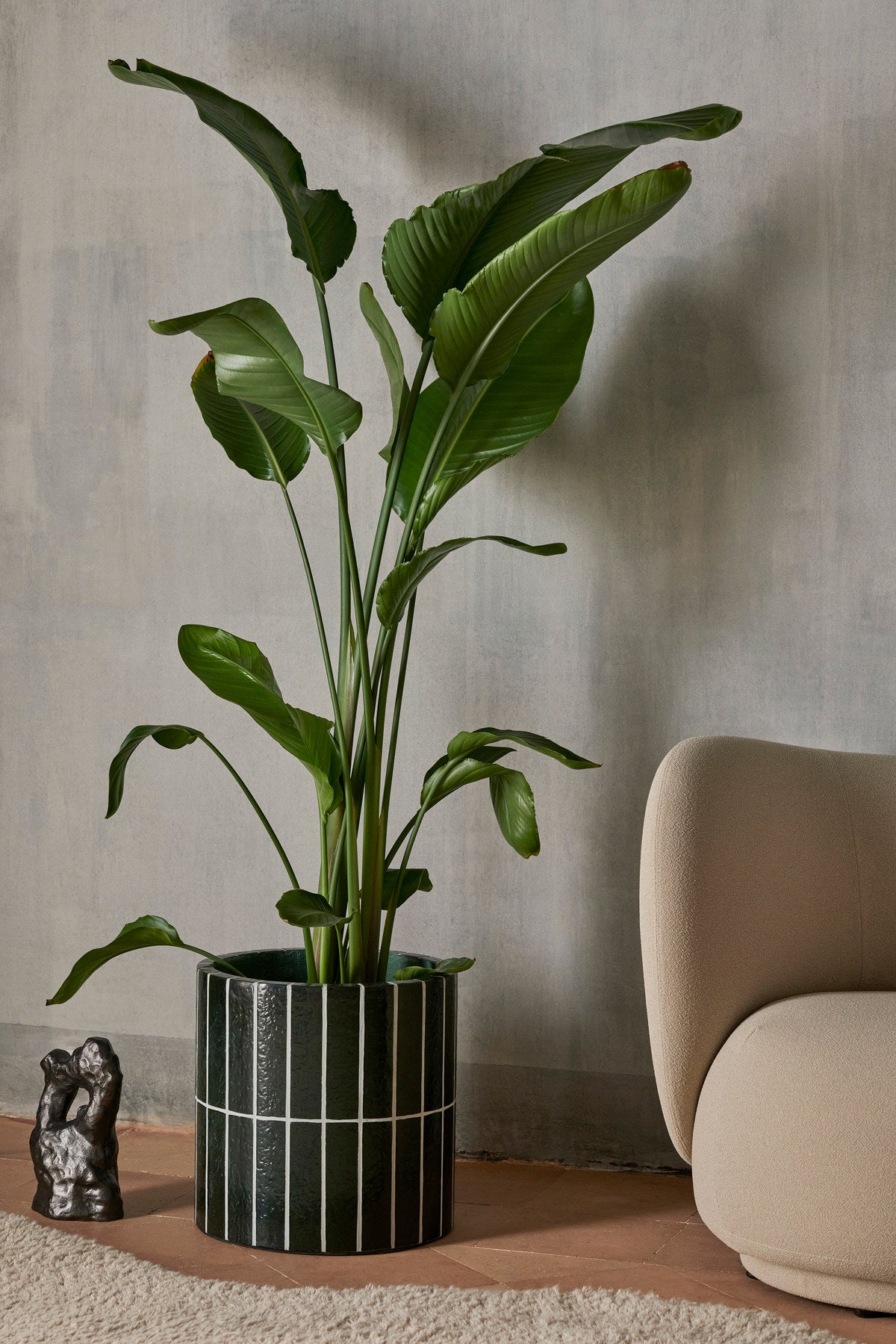 Pillar Panzentopf in Dunkelgrün präsentiert im Onlineshop von KAQTU Design AG. Pflanzentopf Outdoor ist von Ferm Living