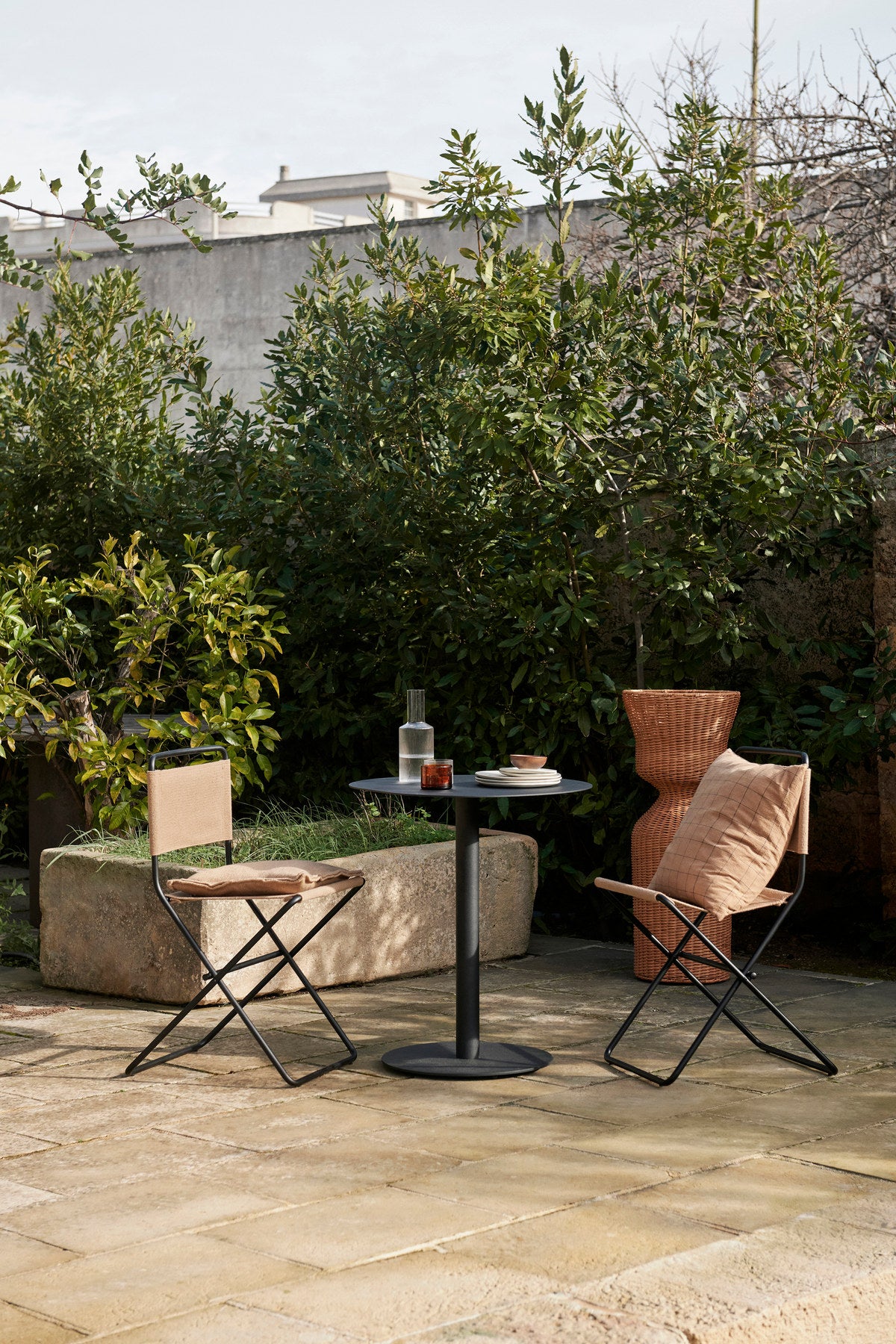Pond Café-Tisch von Ferm Living mit organisch geformter runder Tischplatte aus pulverbeschichtetem, verzinktem Stahl und schlankem Standfuss.