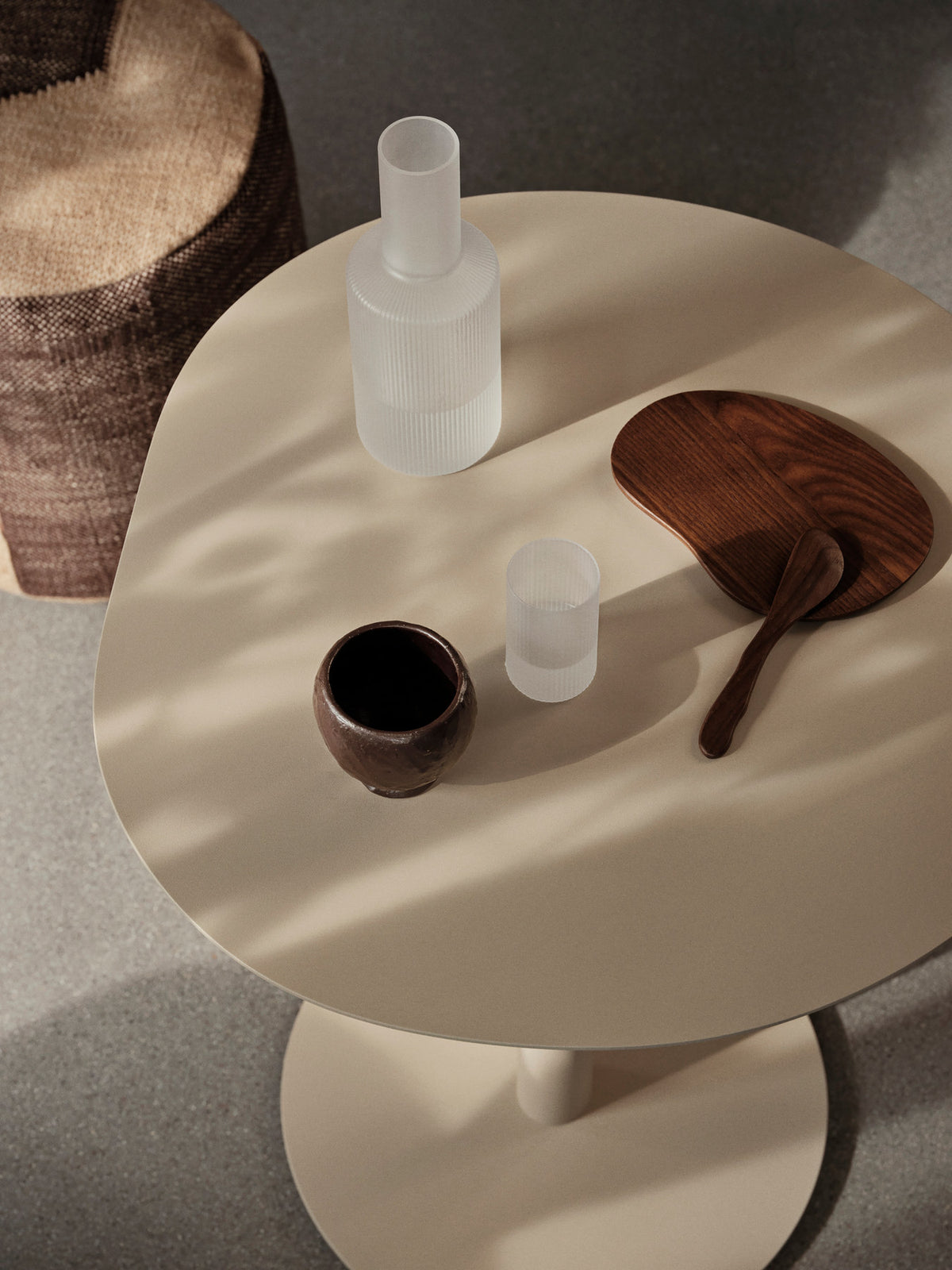Pond Café-Tisch von Ferm Living mit organisch geformter runder Tischplatte aus pulverbeschichtetem, verzinktem Stahl und schlankem Standfuss.