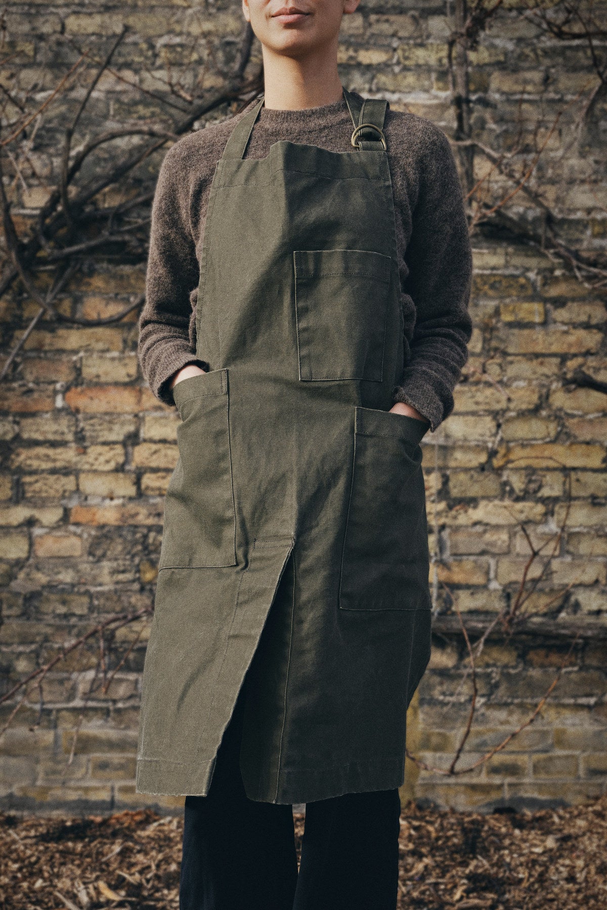 Bark Garden Apron in Olive präsentiert im Onlineshop von KAQTU Design AG. Outdoor-Accessoire ist von Ferm Living