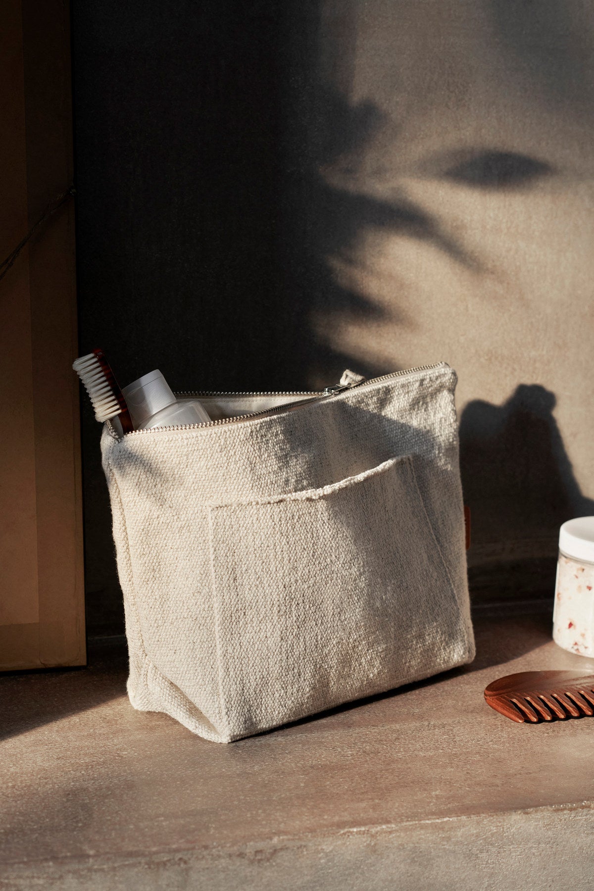 Pocket Taschenbeutel in Off-White präsentiert im Onlineshop von KAQTU Design AG. Tasche ist von Ferm Living