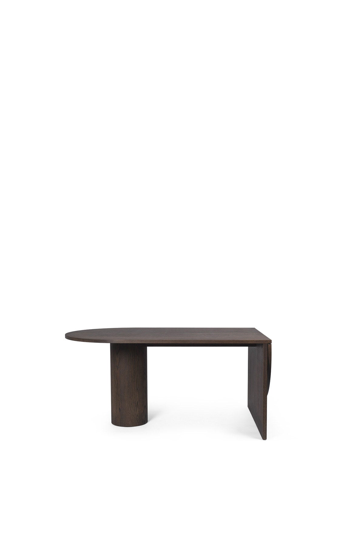Pylo Esstisch in Dunkelbraun präsentiert im Onlineshop von KAQTU Design AG. Esstisch ist von Ferm Living