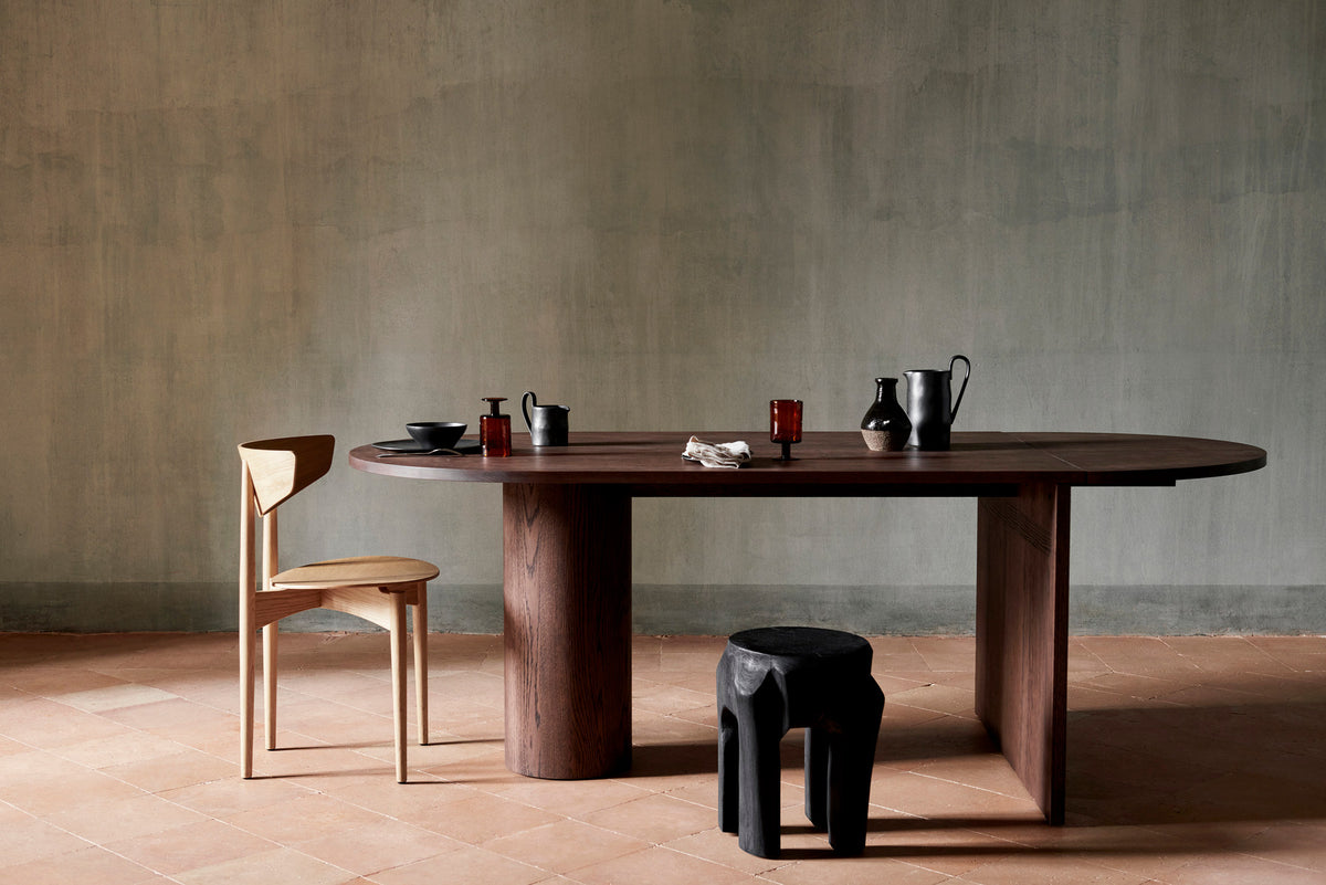 Pylo Esstisch in Dunkelbraun präsentiert im Onlineshop von KAQTU Design AG. Esstisch ist von Ferm Living