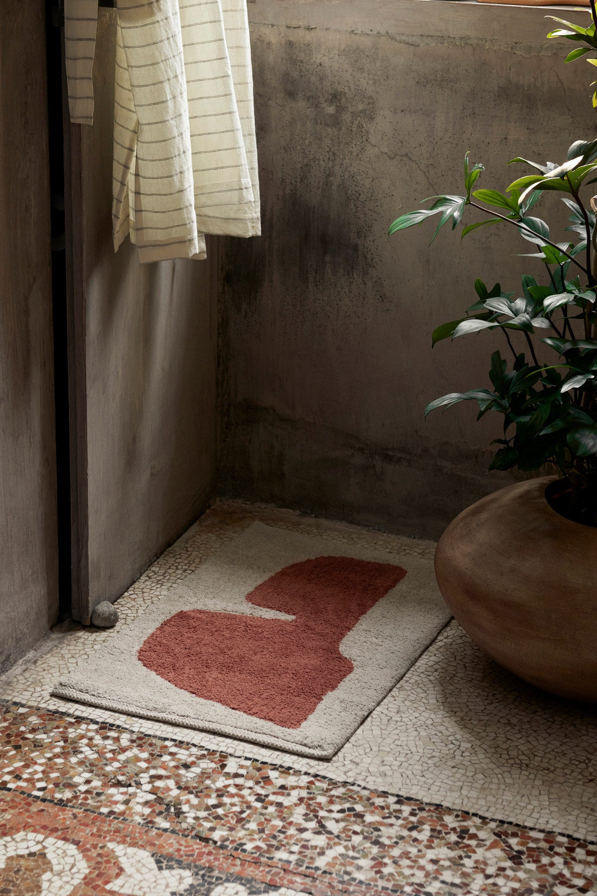 Lay Matte in Parchment/Rust präsentiert im Onlineshop von KAQTU Design AG. Badematte ist von Ferm Living