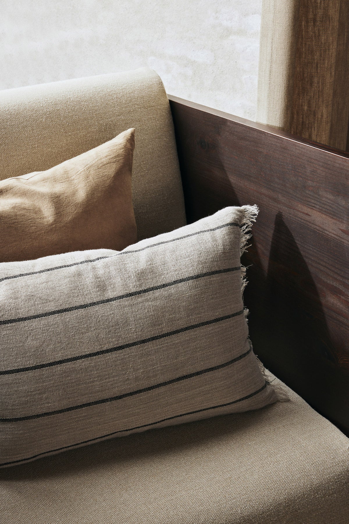 Calm Kissen Rechteckig in Camel/Black präsentiert im Onlineshop von KAQTU Design AG. Kissen ist von Ferm Living