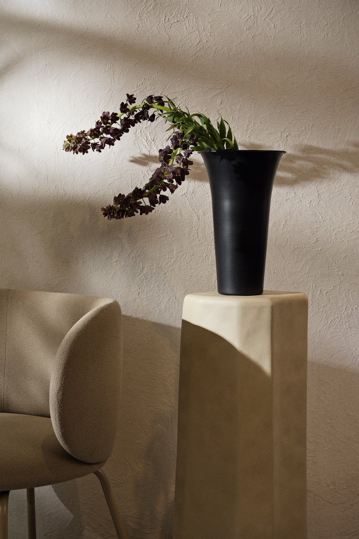 Staffa Sockel in Ivory präsentiert im Onlineshop von KAQTU Design AG. Podest ist von Ferm Living