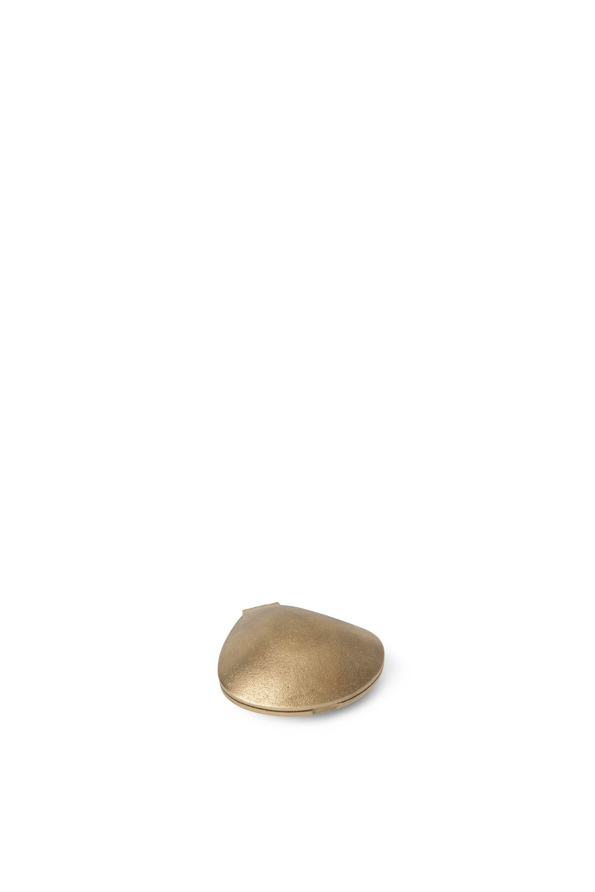 Clam Kerzenständer in Brass präsentiert im Onlineshop von KAQTU Design AG. Kerzenständer ist von Ferm Living
