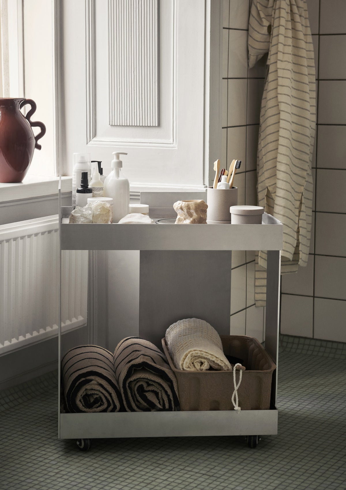 Lager Trolley in Aluminium präsentiert im Onlineshop von KAQTU Design AG. Servierwagen ist von Ferm Living