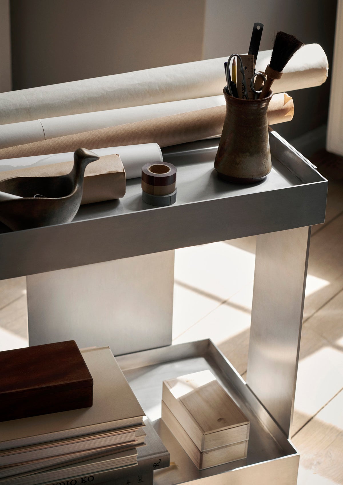 Lager Trolley in Aluminium präsentiert im Onlineshop von KAQTU Design AG. Servierwagen ist von Ferm Living