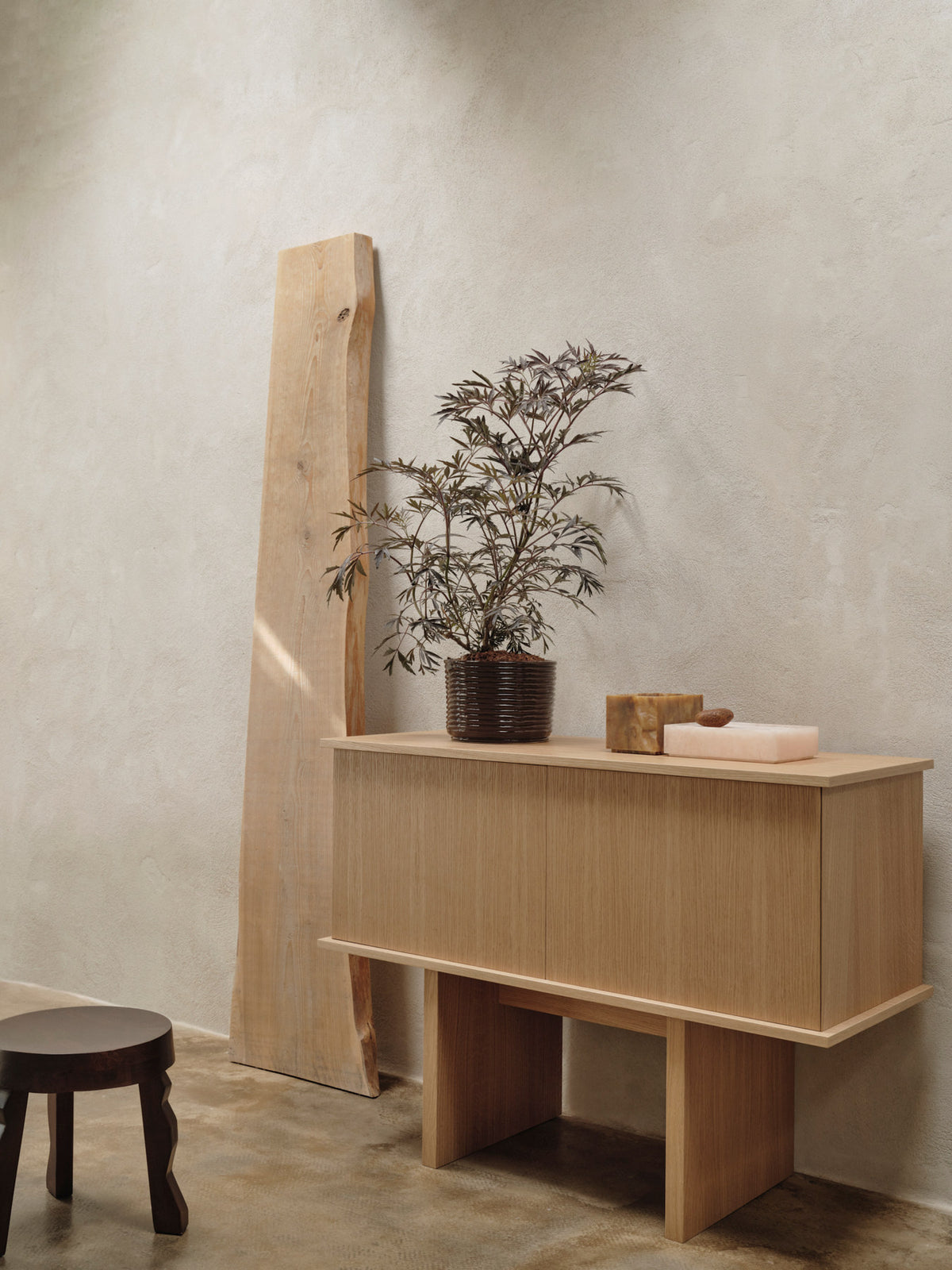 Faye Hocker in Dark Stained Mango präsentiert im Onlineshop von KAQTU Design AG. Hocker ist von Ferm Living