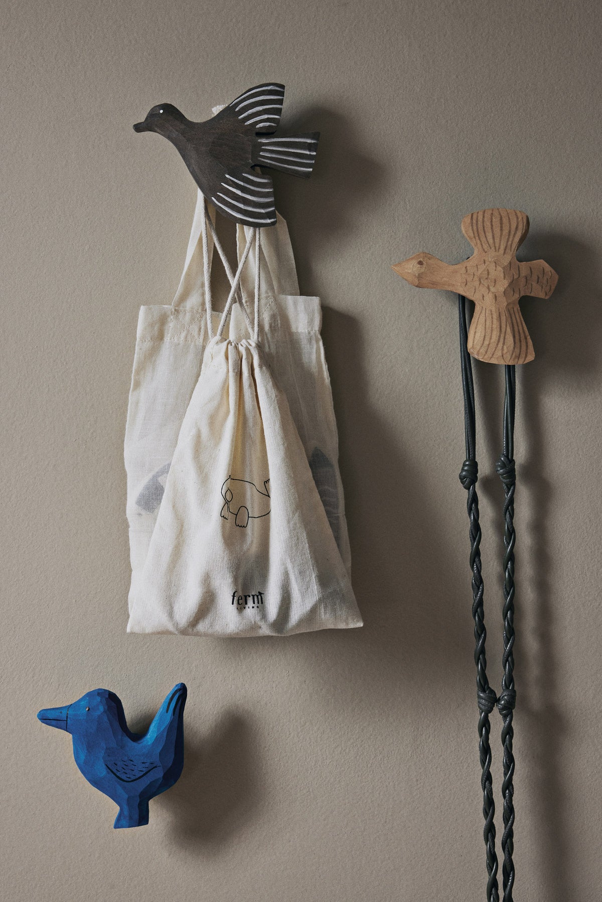Lola Bird Haken in Anthracite präsentiert im Onlineshop von KAQTU Design AG. Kleiderhaken ist von Ferm Living