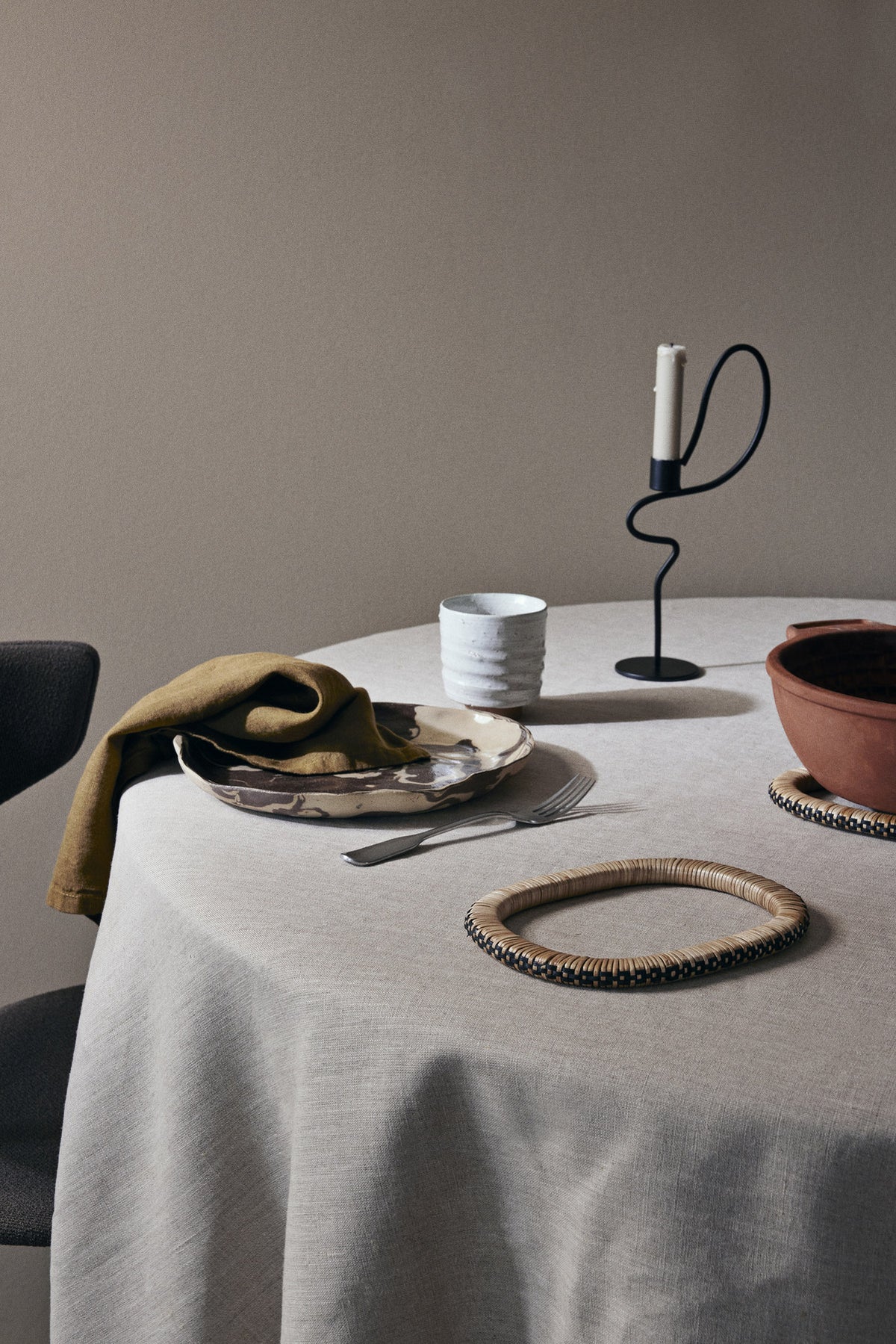 Valse Kerzenständer Hoch in Black präsentiert im Onlineshop von KAQTU Design AG. Kerzenständer ist von Ferm Living