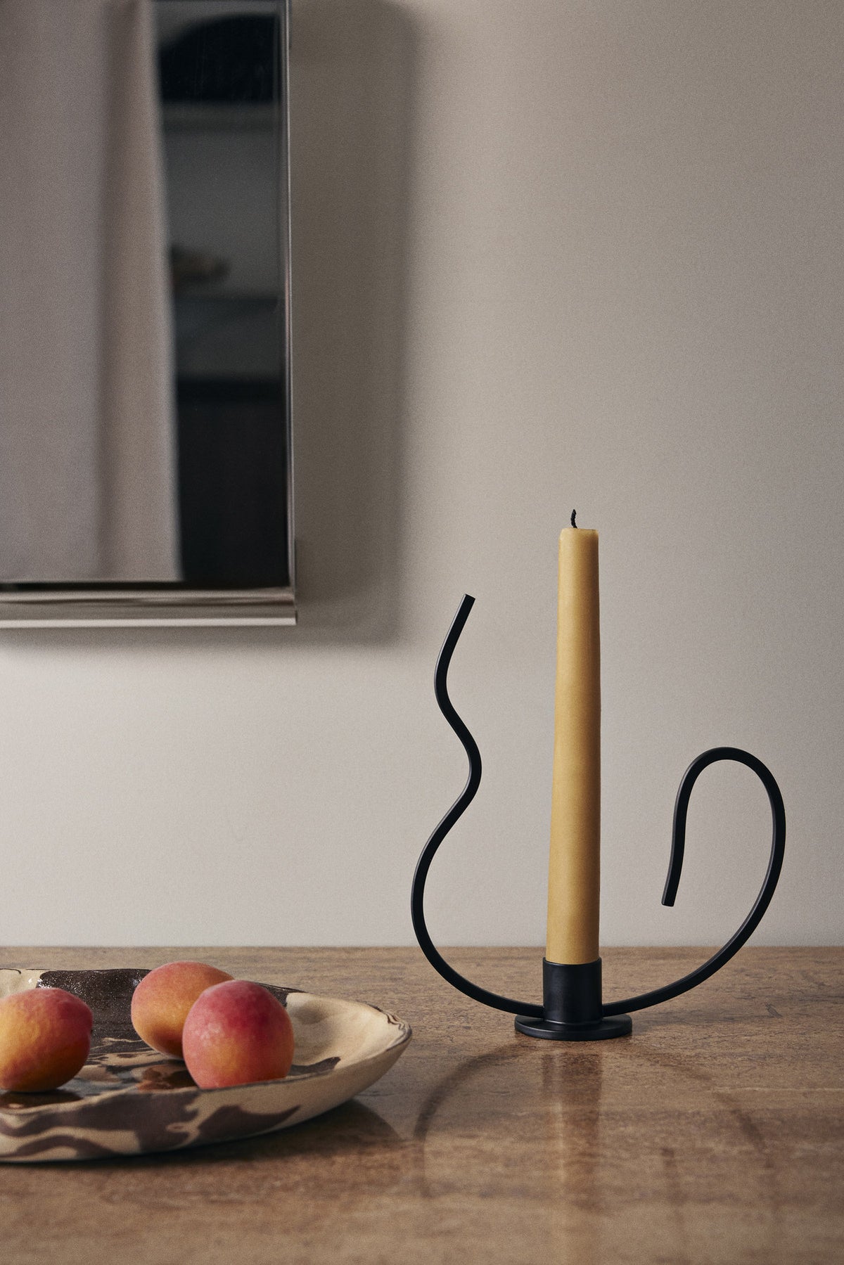 Valse Kerzenständer Tief in Black präsentiert im Onlineshop von KAQTU Design AG. Kerzenständer ist von Ferm Living