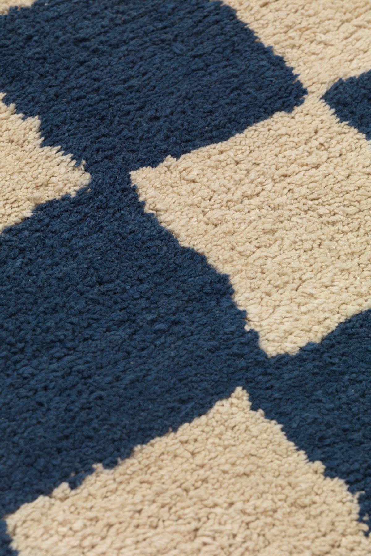 Mara Teppich in Deep Blue/Warm Sand präsentiert im Onlineshop von KAQTU Design AG. Teppich ist von Ferm Living
