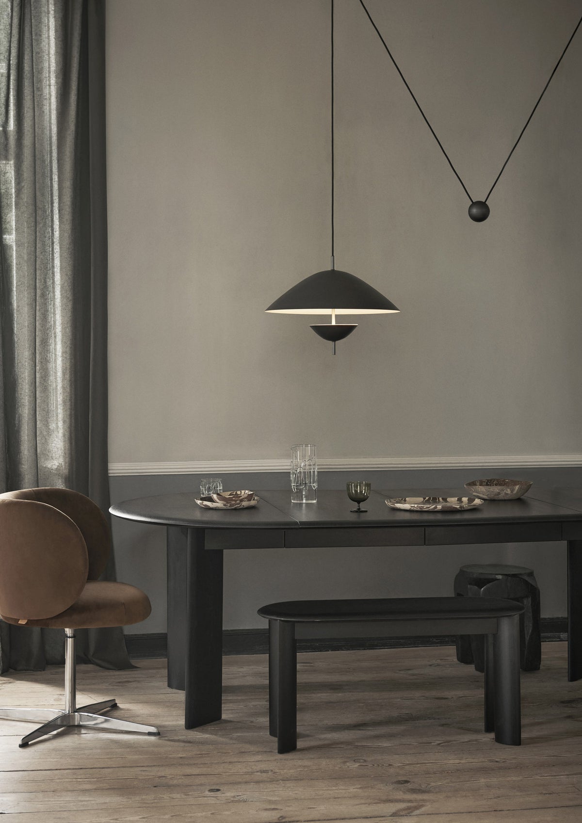 Lod Pendellampe in Blackened Iron präsentiert im Onlineshop von KAQTU Design AG. Pendelleuchte ist von Ferm Living